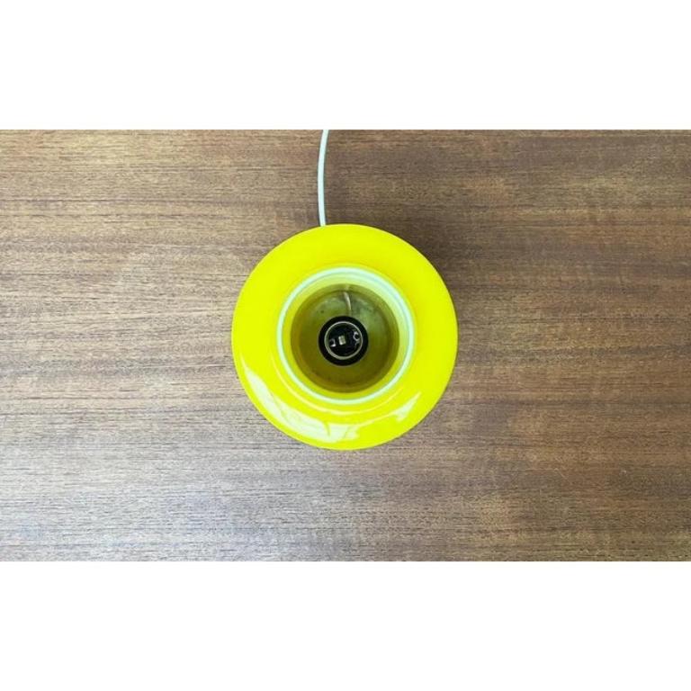 Lámpara de sobremesa de cristal amarillo de mediados de siglo Model 120 de Uno & Östen Kristiansson, Años 50 Vidrio en venta