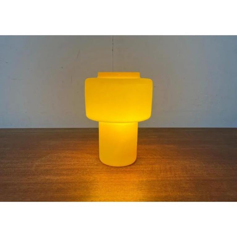 Lámpara de sobremesa de cristal amarillo de mediados de siglo Model 120 de Uno & Östen Kristiansson, Años 50 en venta 2