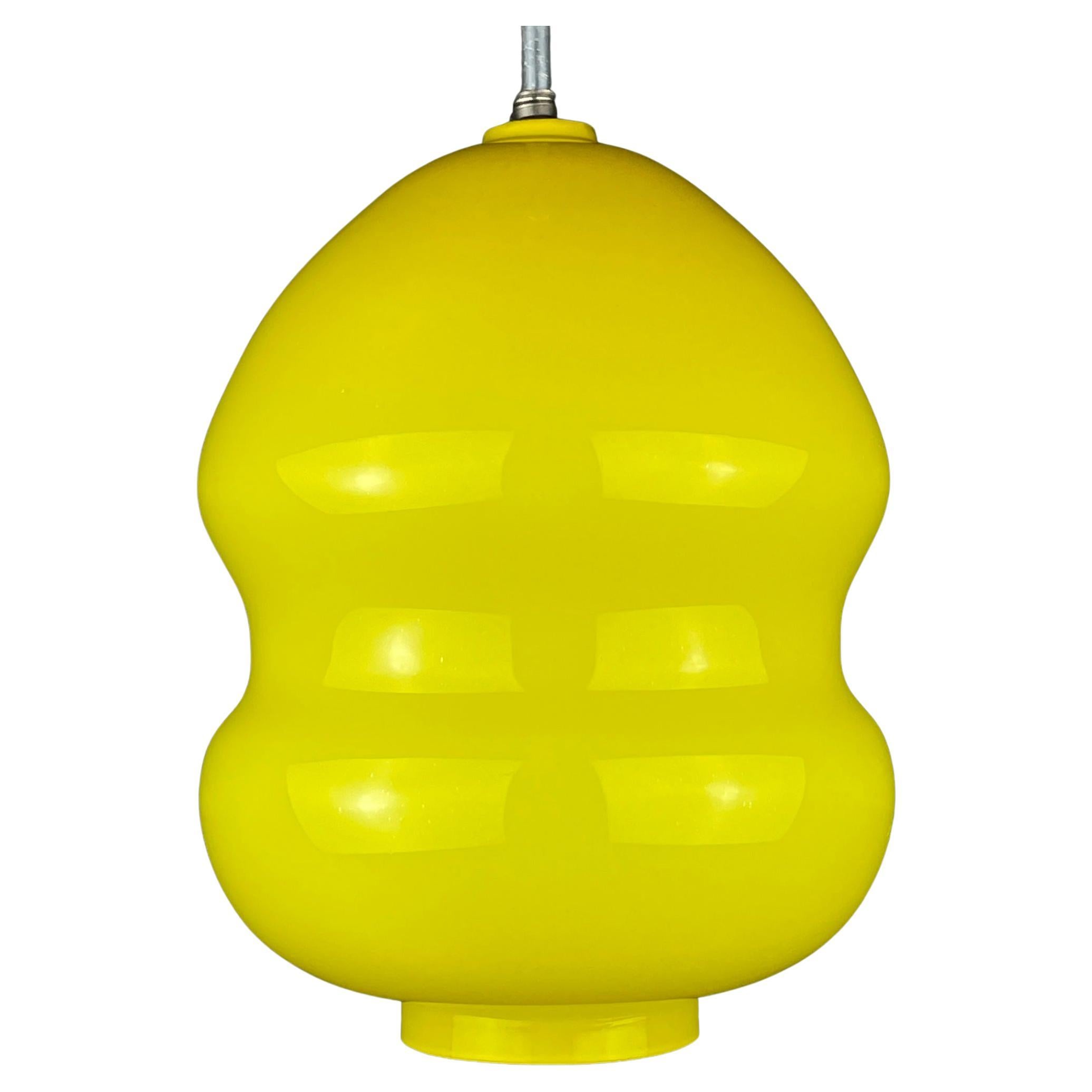 Lampada a sospensione di metà secolo in vetro giallo Jugoslavia anni '70 in vendita