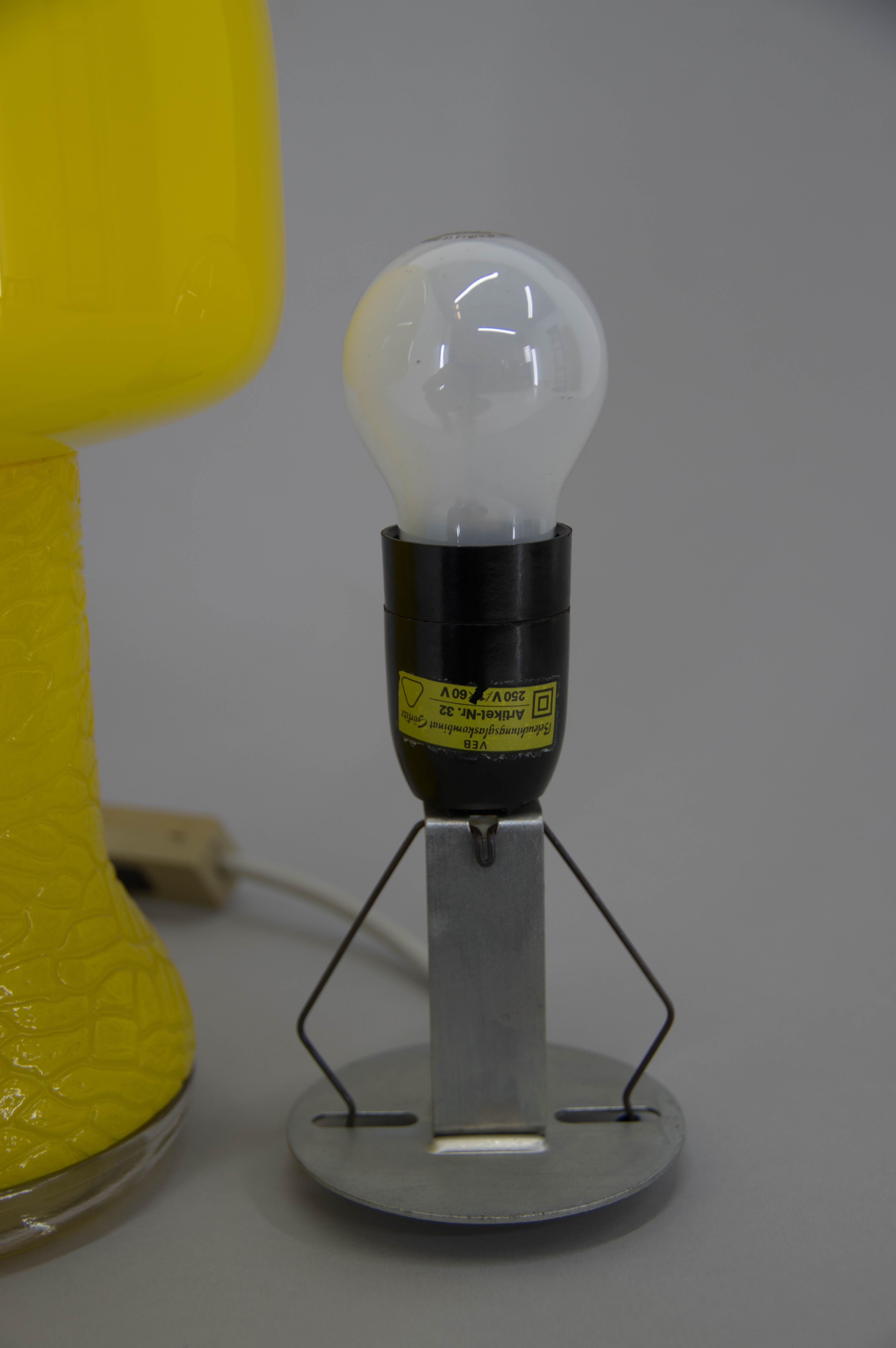 Allemand Lampe de bureau en verre jaune mi-siècle, Allemagne, années 1970 en vente