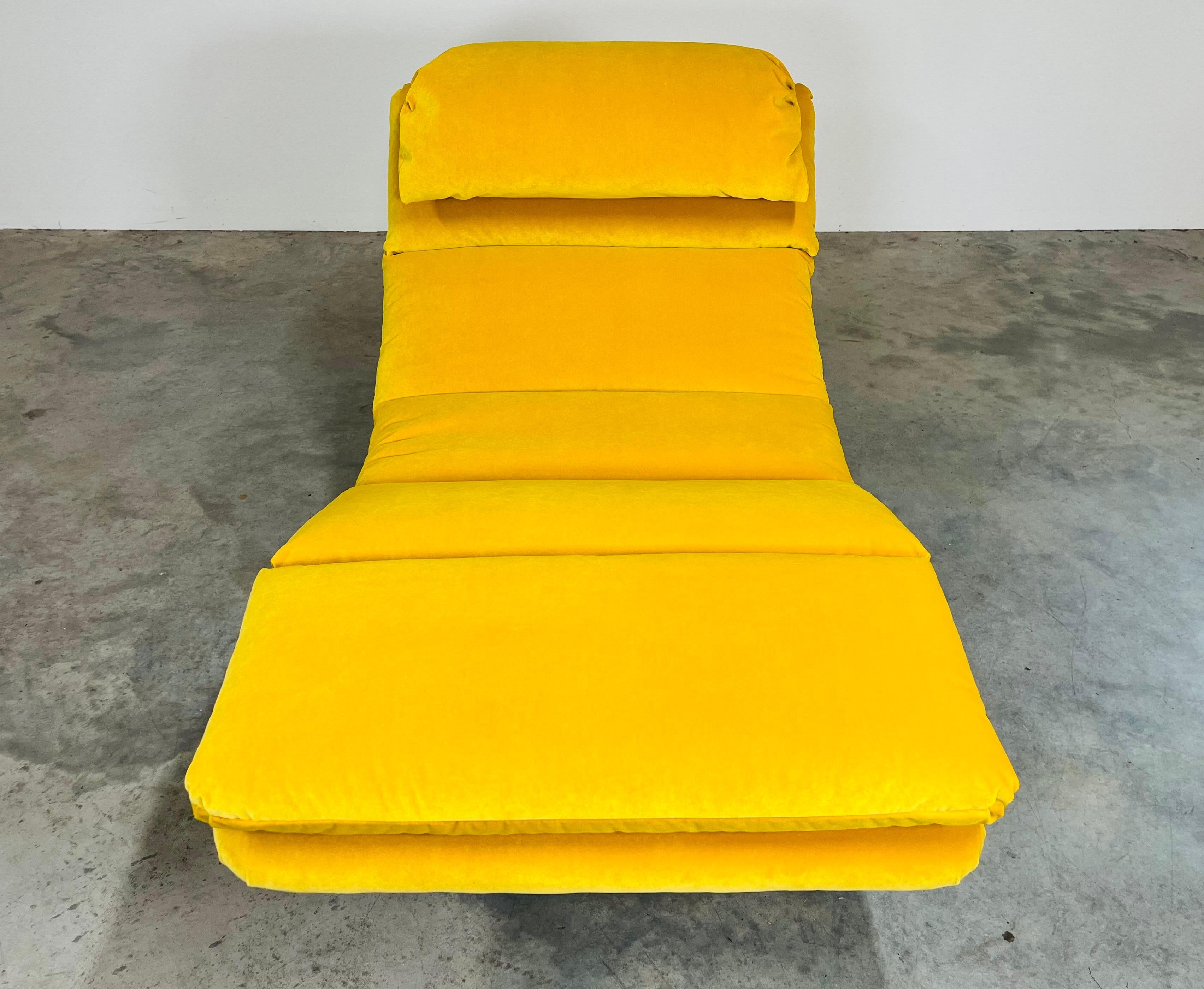 Mid-Century Modern Mid-Century Yellow-Gold Velvet Wave Chaise Lounge By Carson’s 1970s en vente
