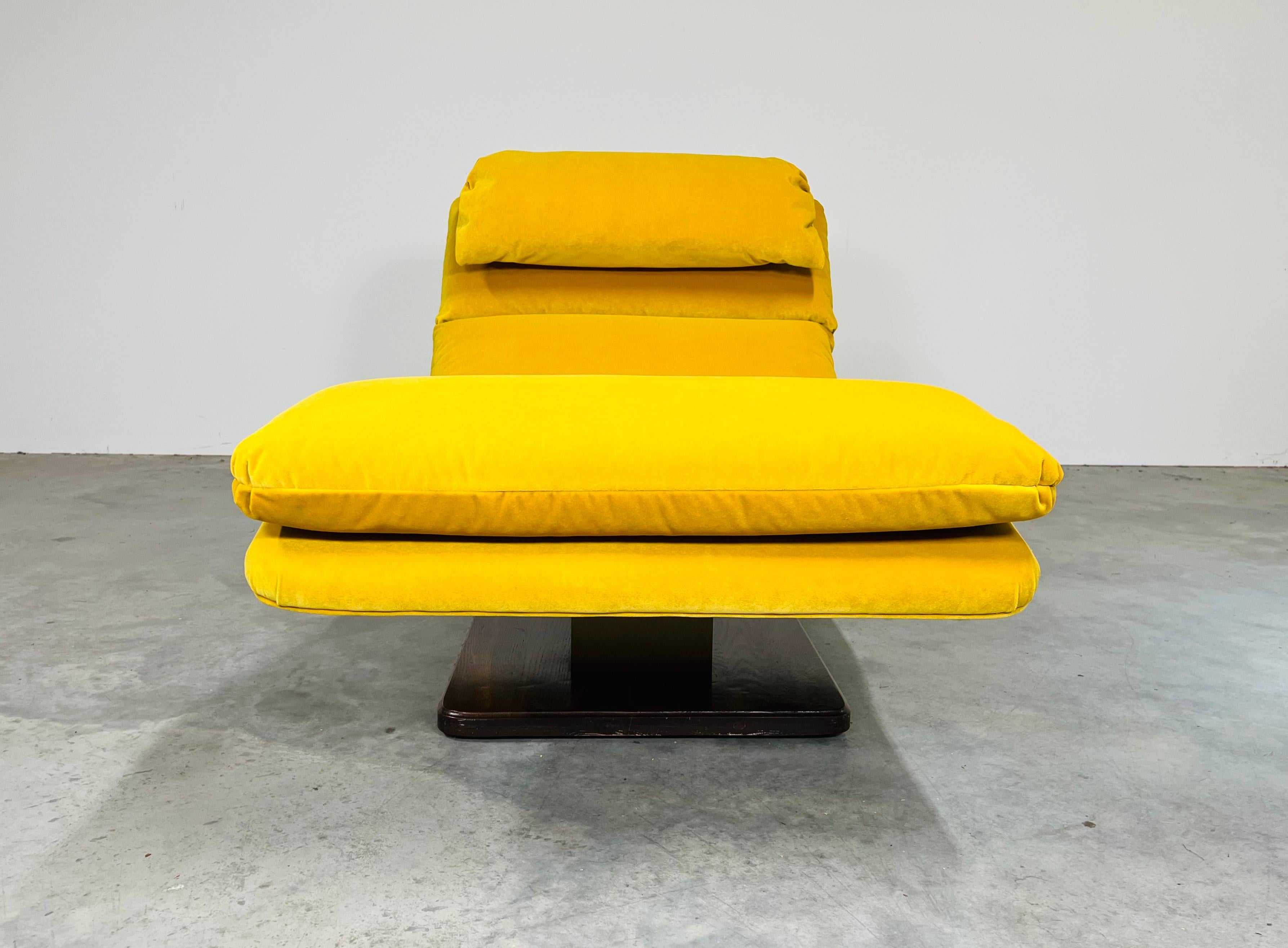 Américain Mid-Century Yellow-Gold Velvet Wave Chaise Lounge By Carson’s 1970s en vente