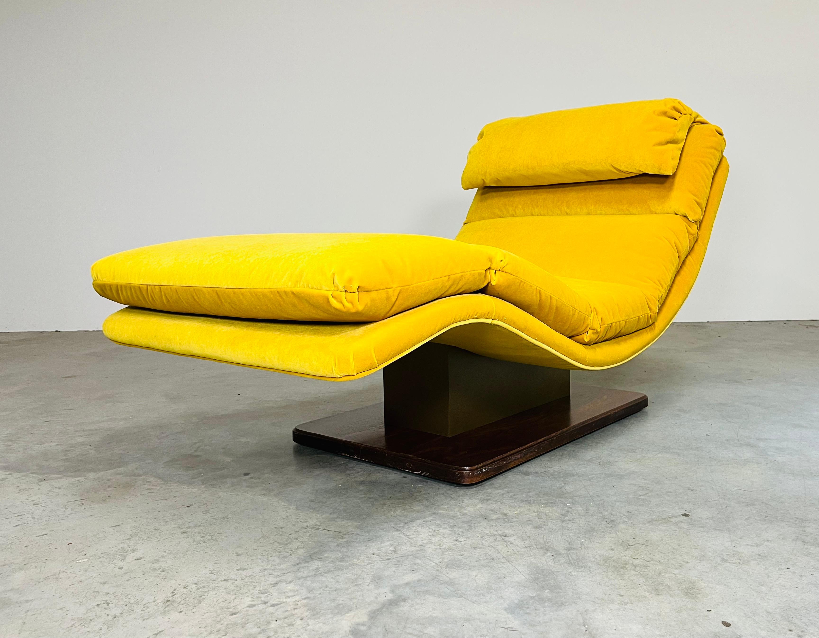 Mid-Century Yellow-Gold Velvet Wave Chaise Lounge By Carson’s 1970s Excellent état - En vente à Southampton, NJ