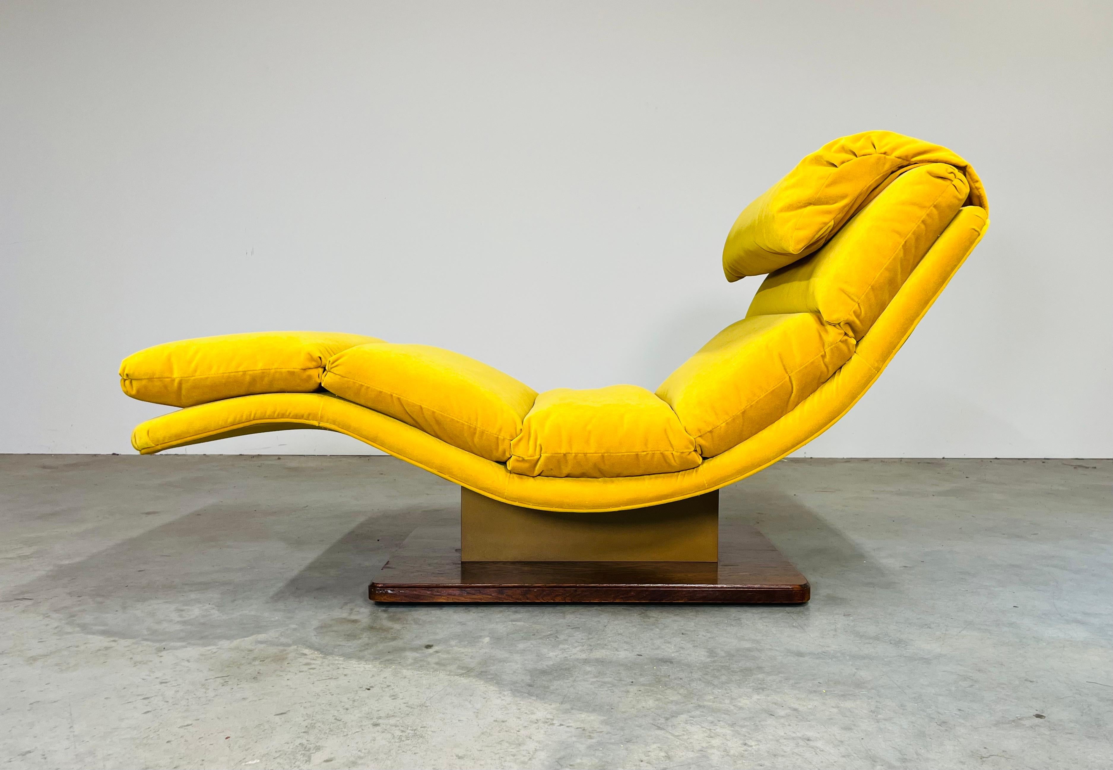 20ième siècle Mid-Century Yellow-Gold Velvet Wave Chaise Lounge By Carson’s 1970s en vente