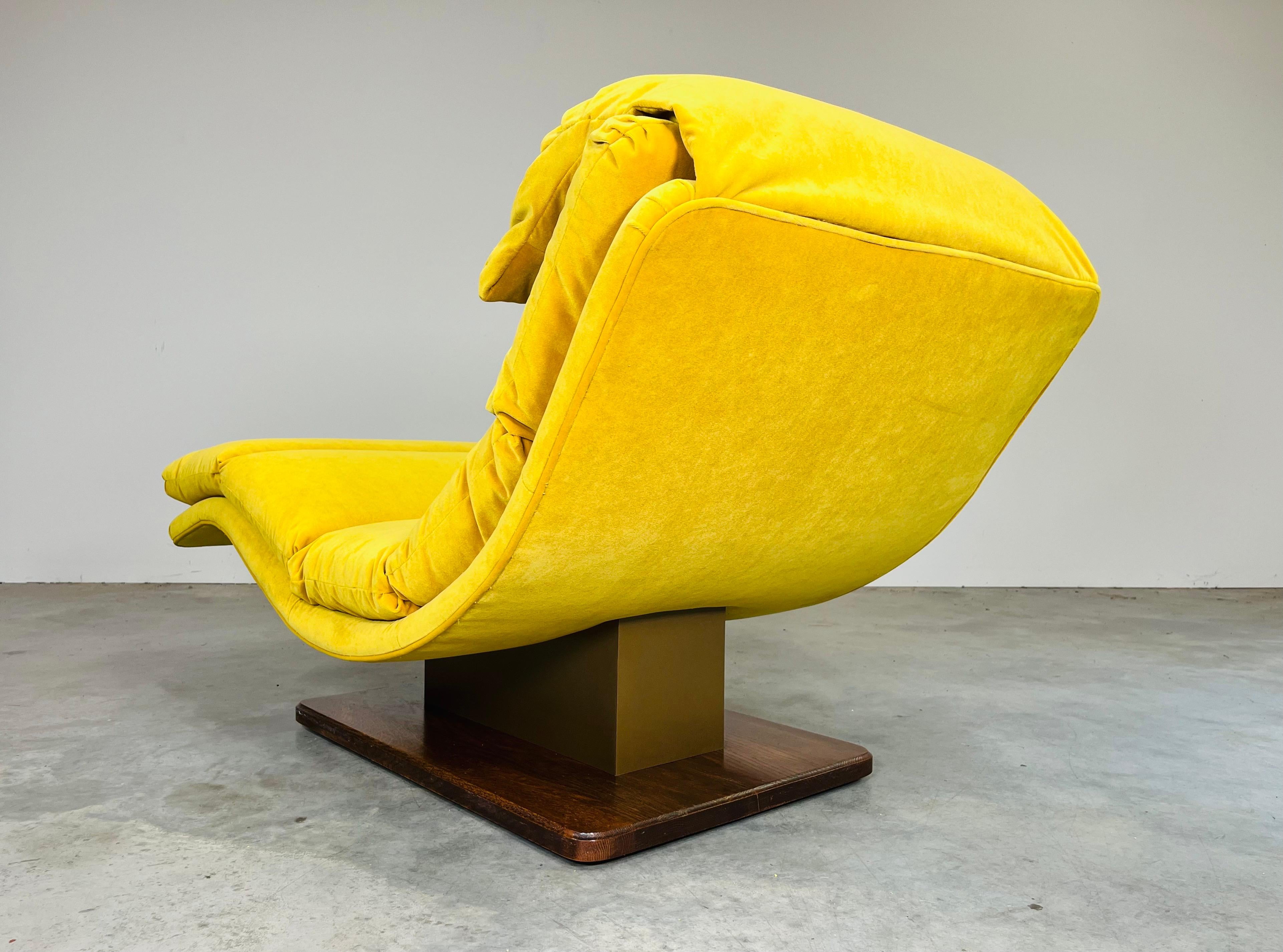Acier Mid-Century Yellow-Gold Velvet Wave Chaise Lounge By Carson’s 1970s en vente