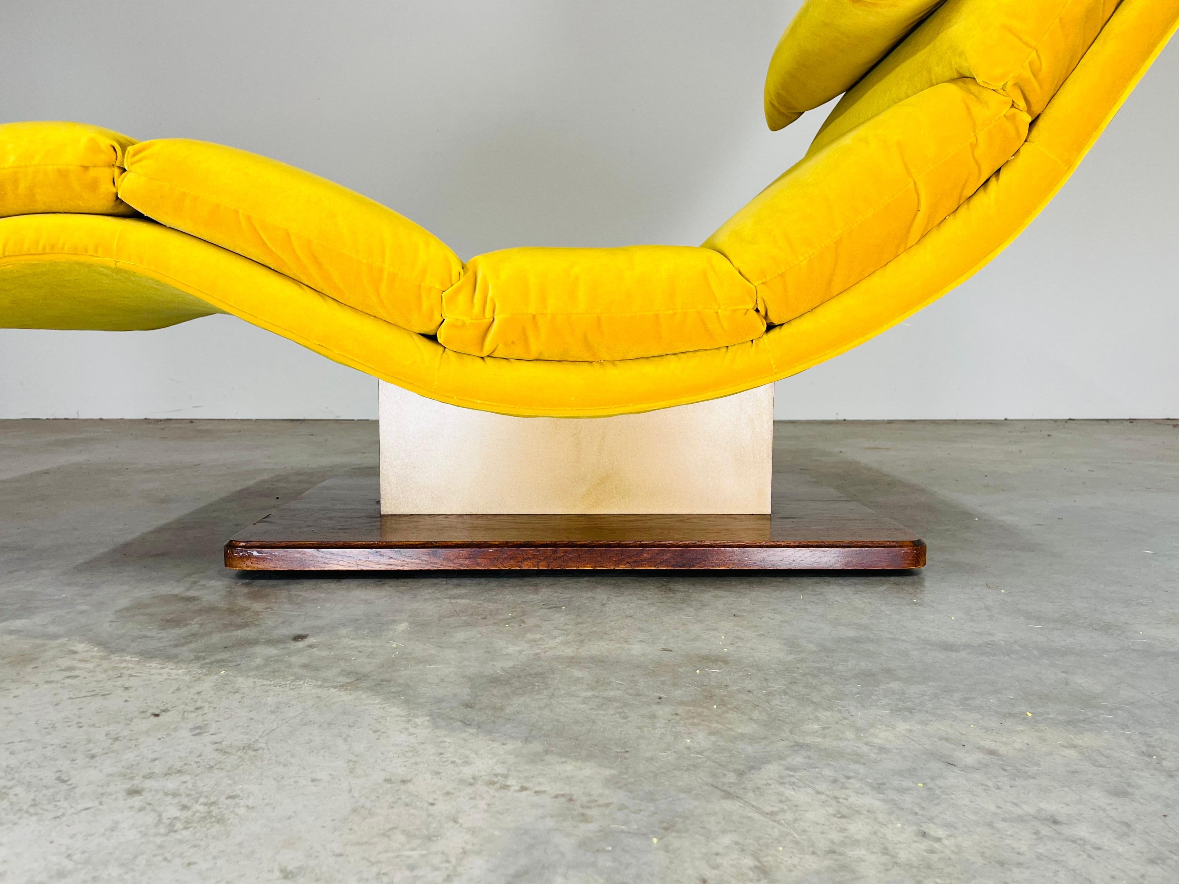 Mid-Century Yellow-Gold Velvet Wave Chaise Lounge By Carson’s 1970s en vente 1