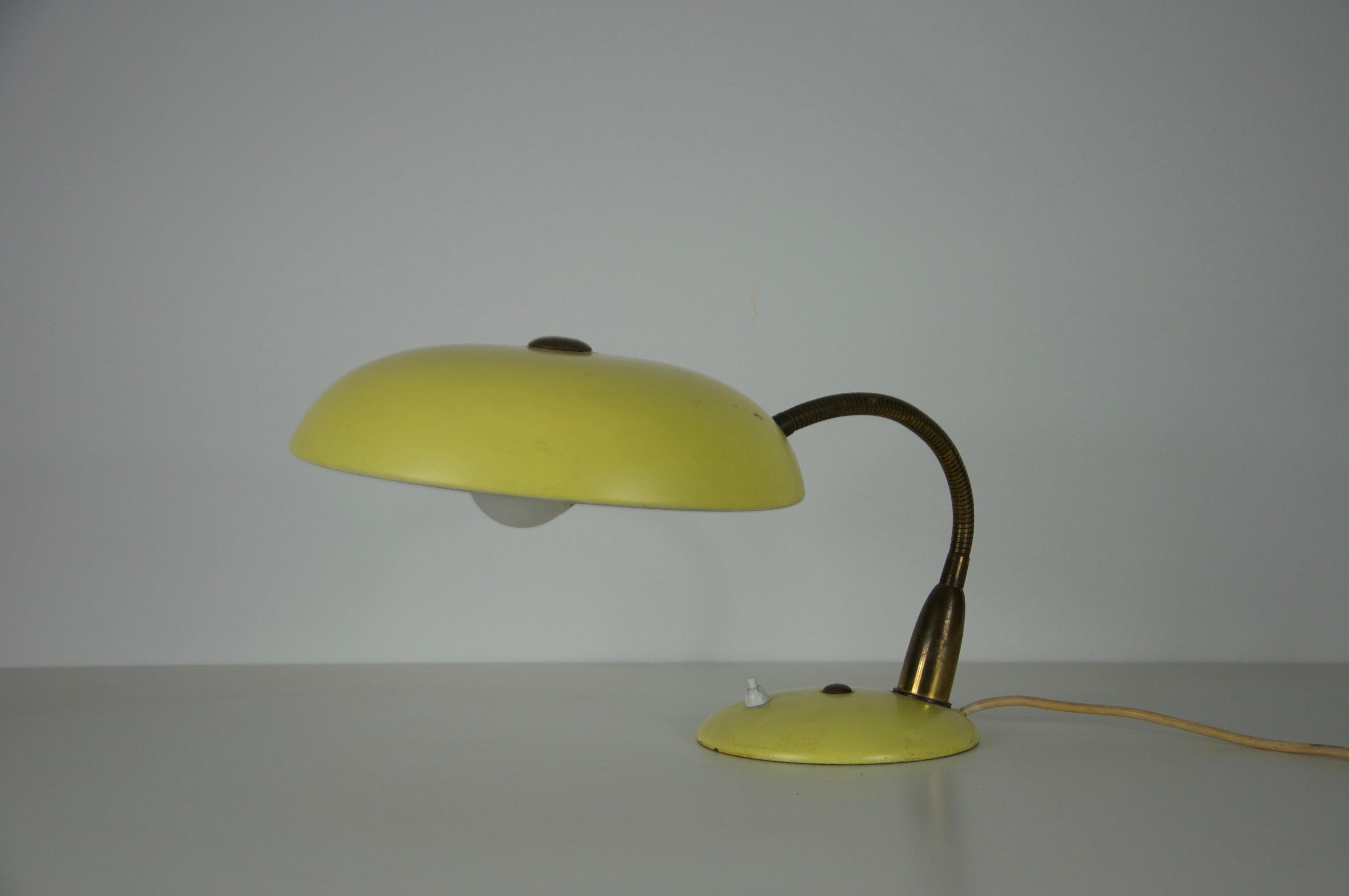 Lampe de table en métal jaune du milieu du siècle, 1960, Italie en vente 3