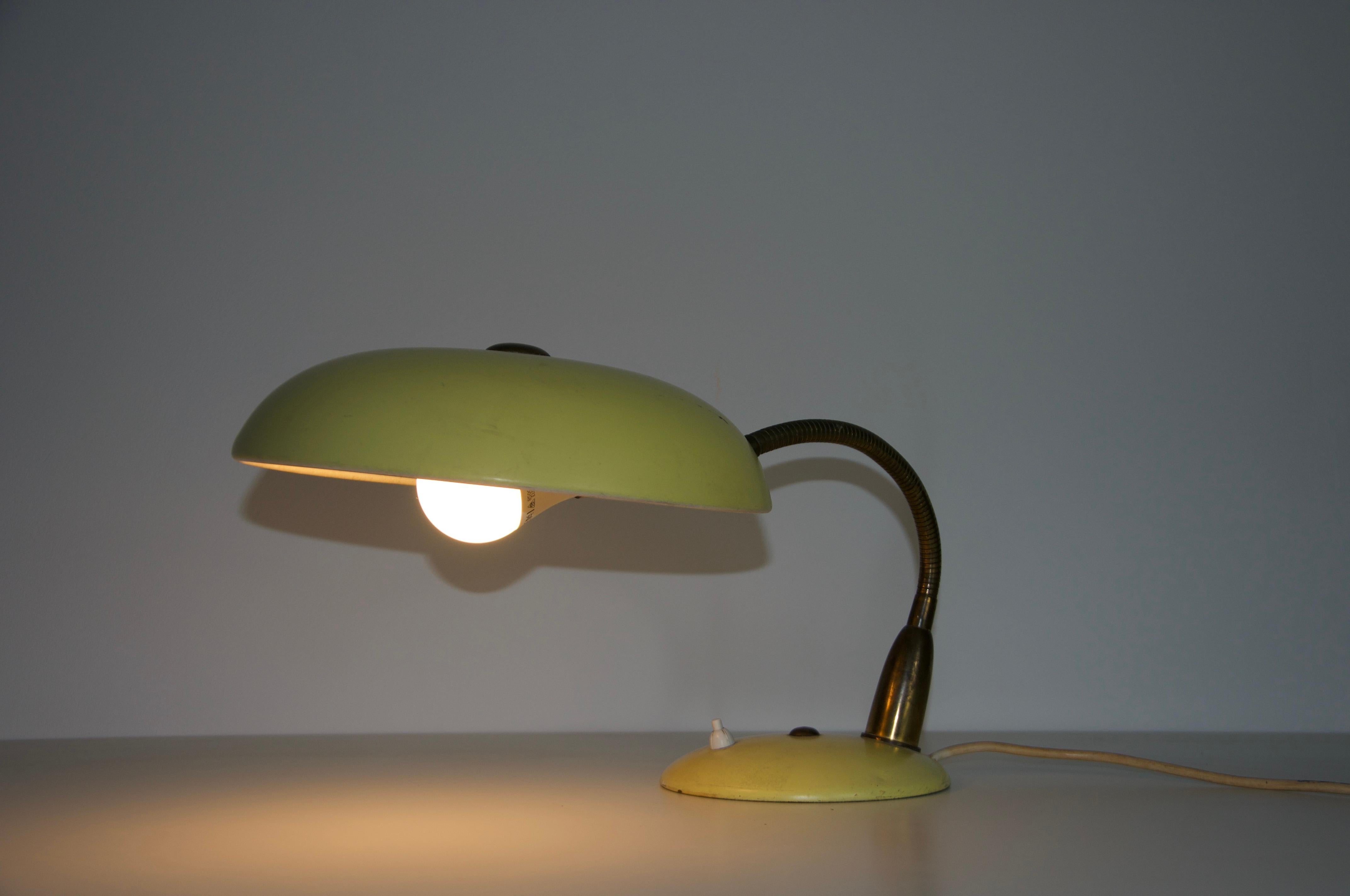 Lampe de table en métal jaune du milieu du siècle, 1960, Italie en vente 4