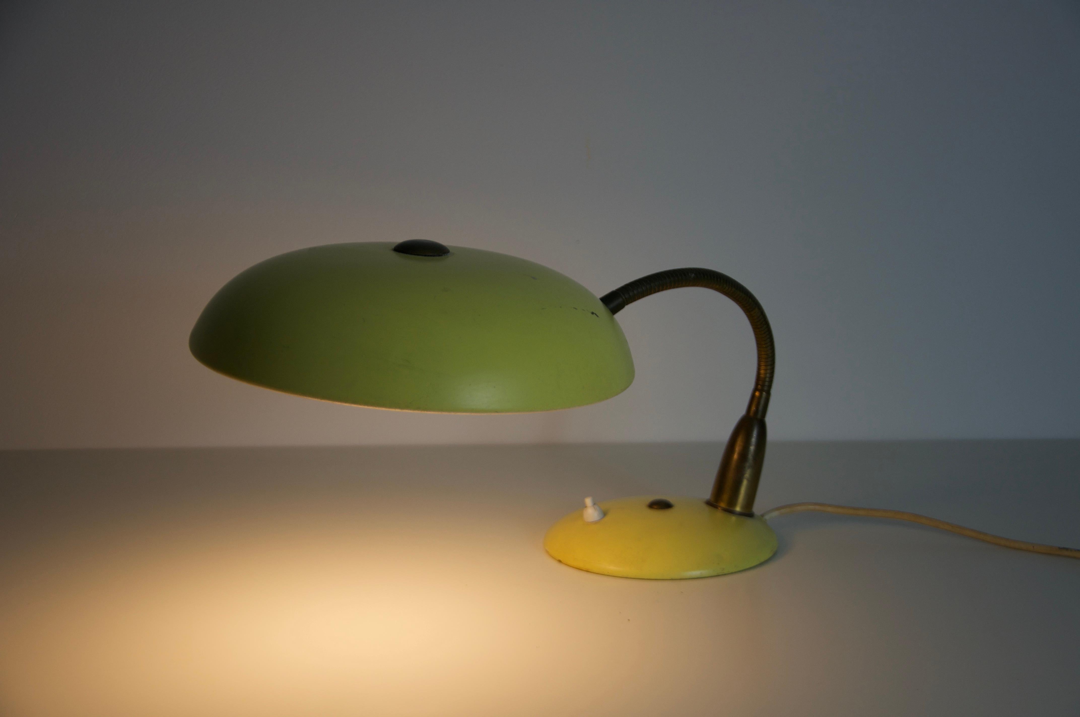 Lampe de table en métal jaune du milieu du siècle, 1960, Italie en vente 5