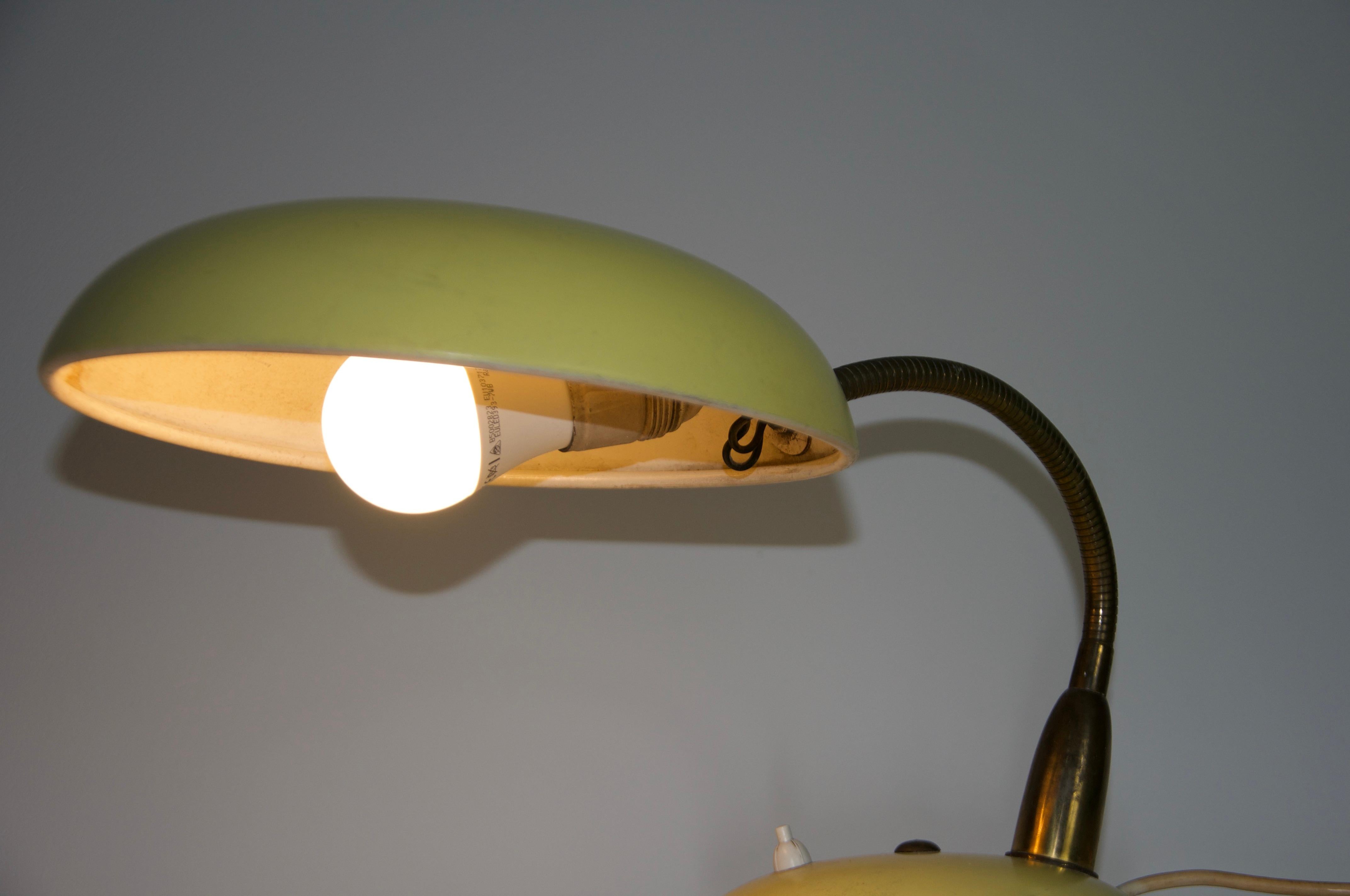 Lampe de table en métal jaune du milieu du siècle, 1960, Italie en vente 6