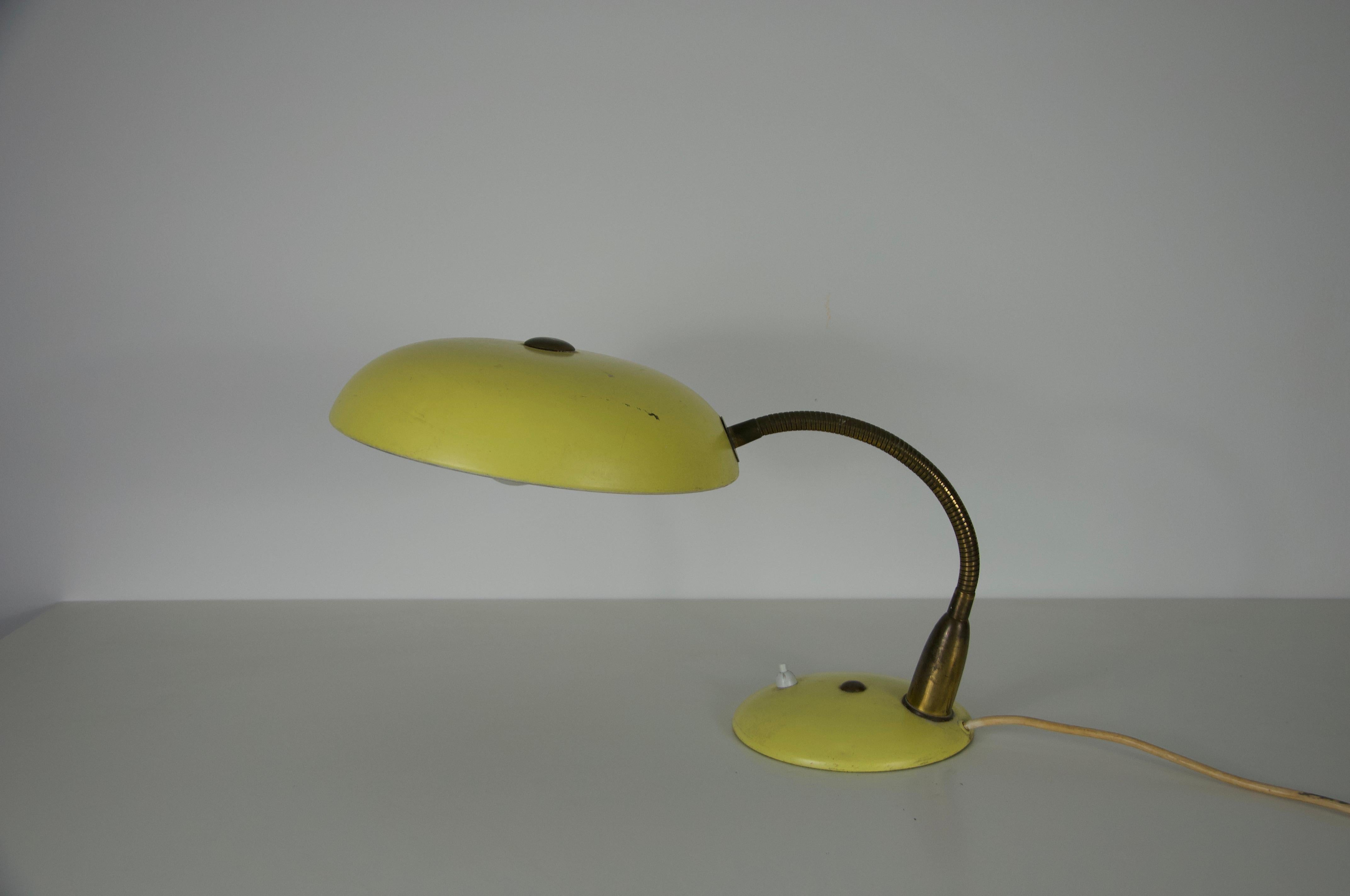 Cette exquise lampe de table italienne vintage des années 1960 incarne l'élégance et le savoir-faire du design moderne du milieu du siècle. Sa finition jaune audacieuse et sa silhouette élégante apportent une touche sophistiquée à tout intérieur.
