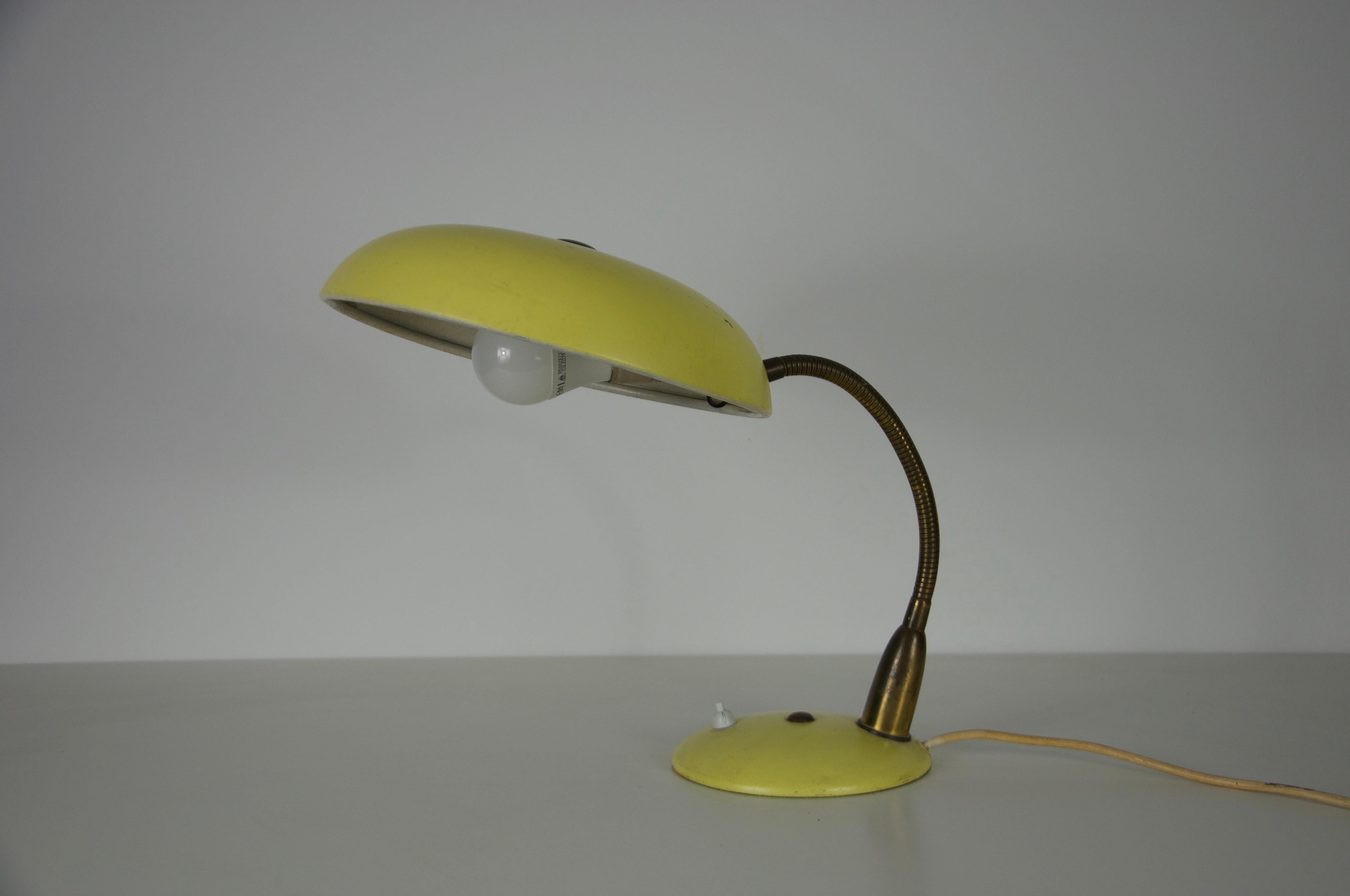 Mid-Century Modern Lampe de table en métal jaune du milieu du siècle, 1960, Italie en vente
