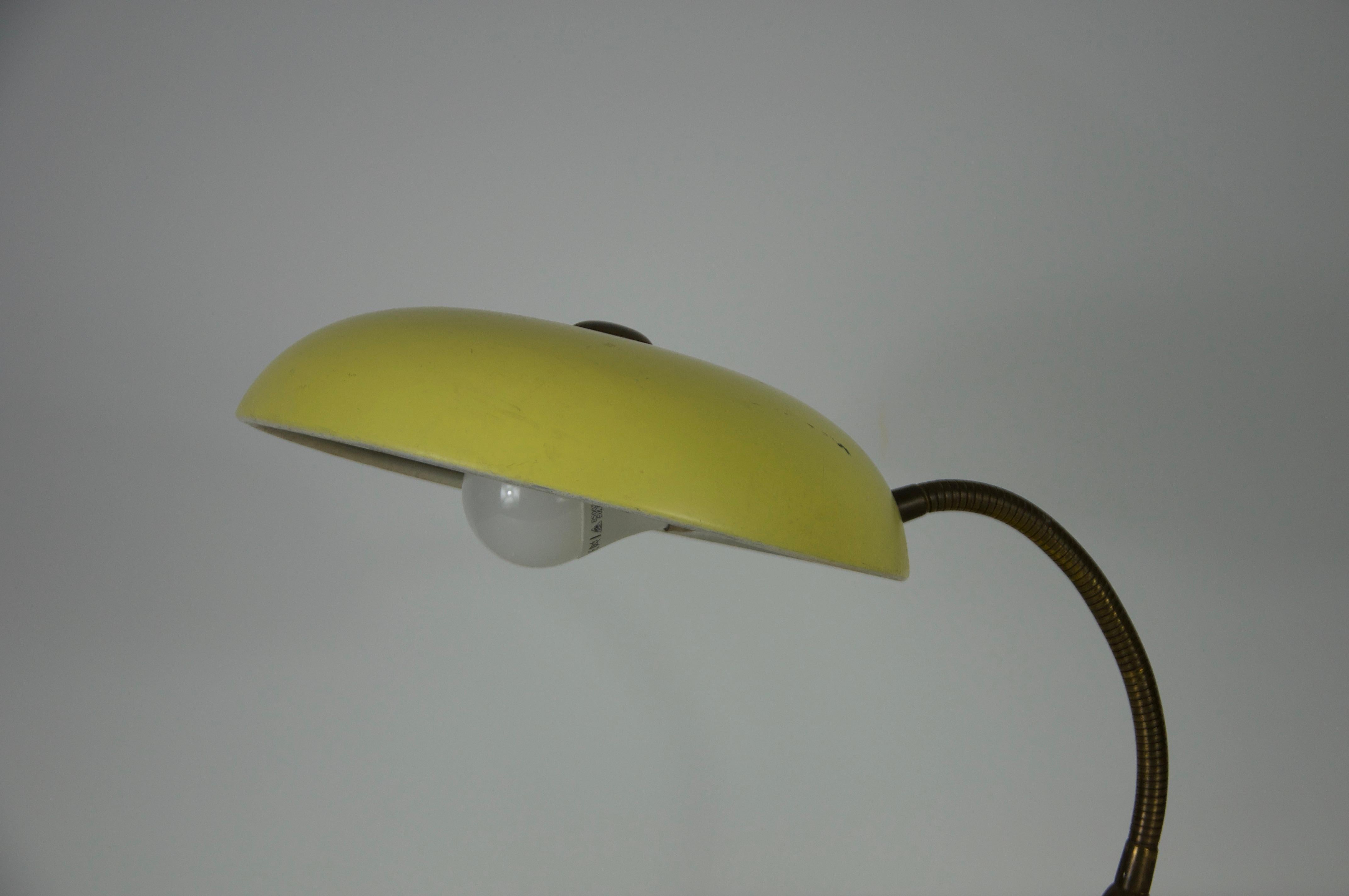 italien Lampe de table en métal jaune du milieu du siècle, 1960, Italie en vente