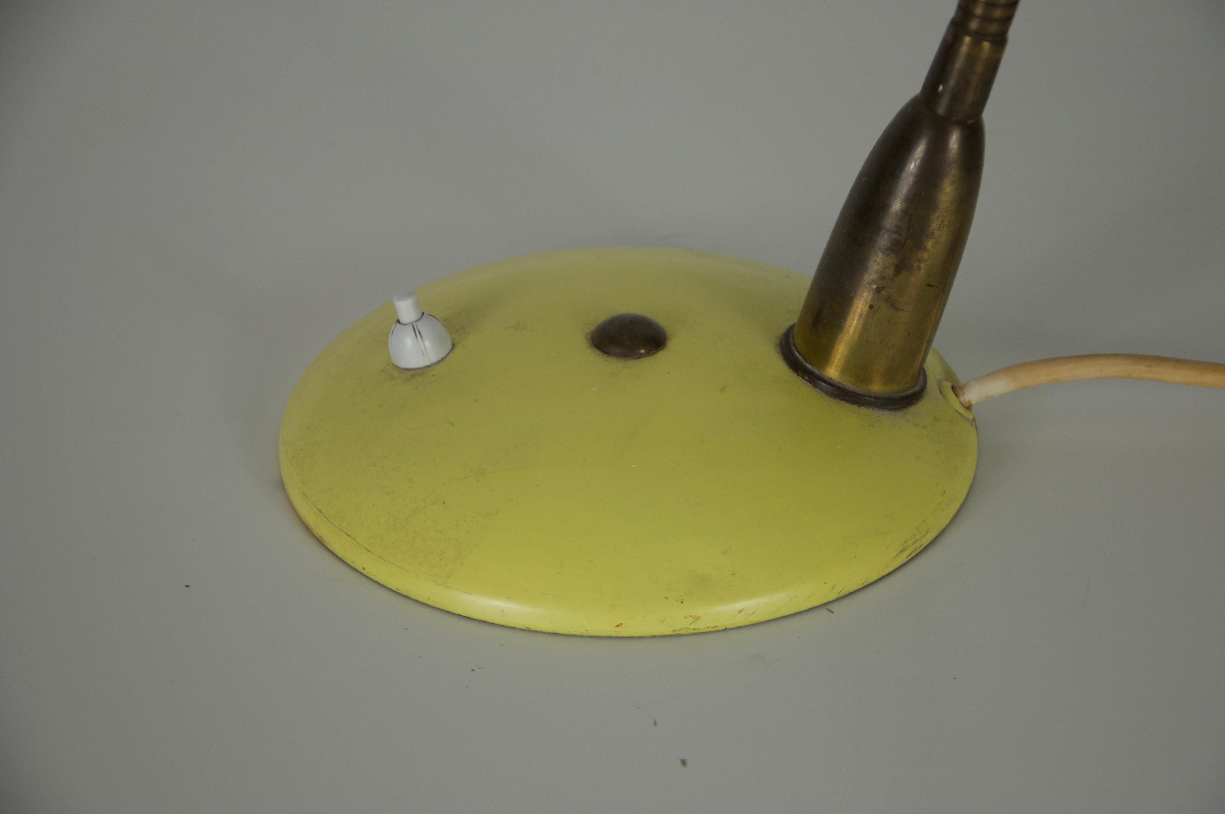 Lampe de table en métal jaune du milieu du siècle, 1960, Italie Bon état - En vente à Hagenbach, DE