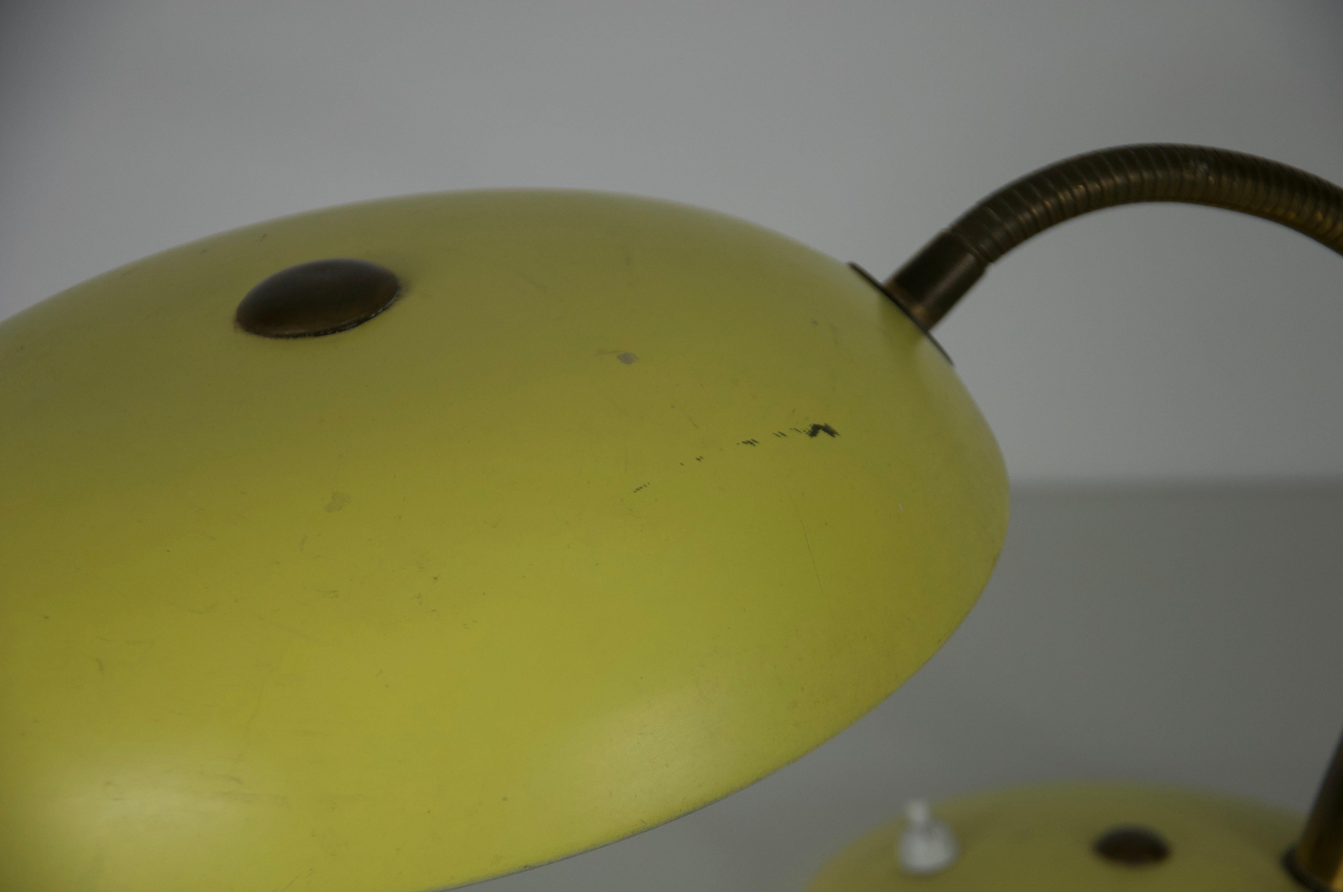 Milieu du XXe siècle Lampe de table en métal jaune du milieu du siècle, 1960, Italie en vente