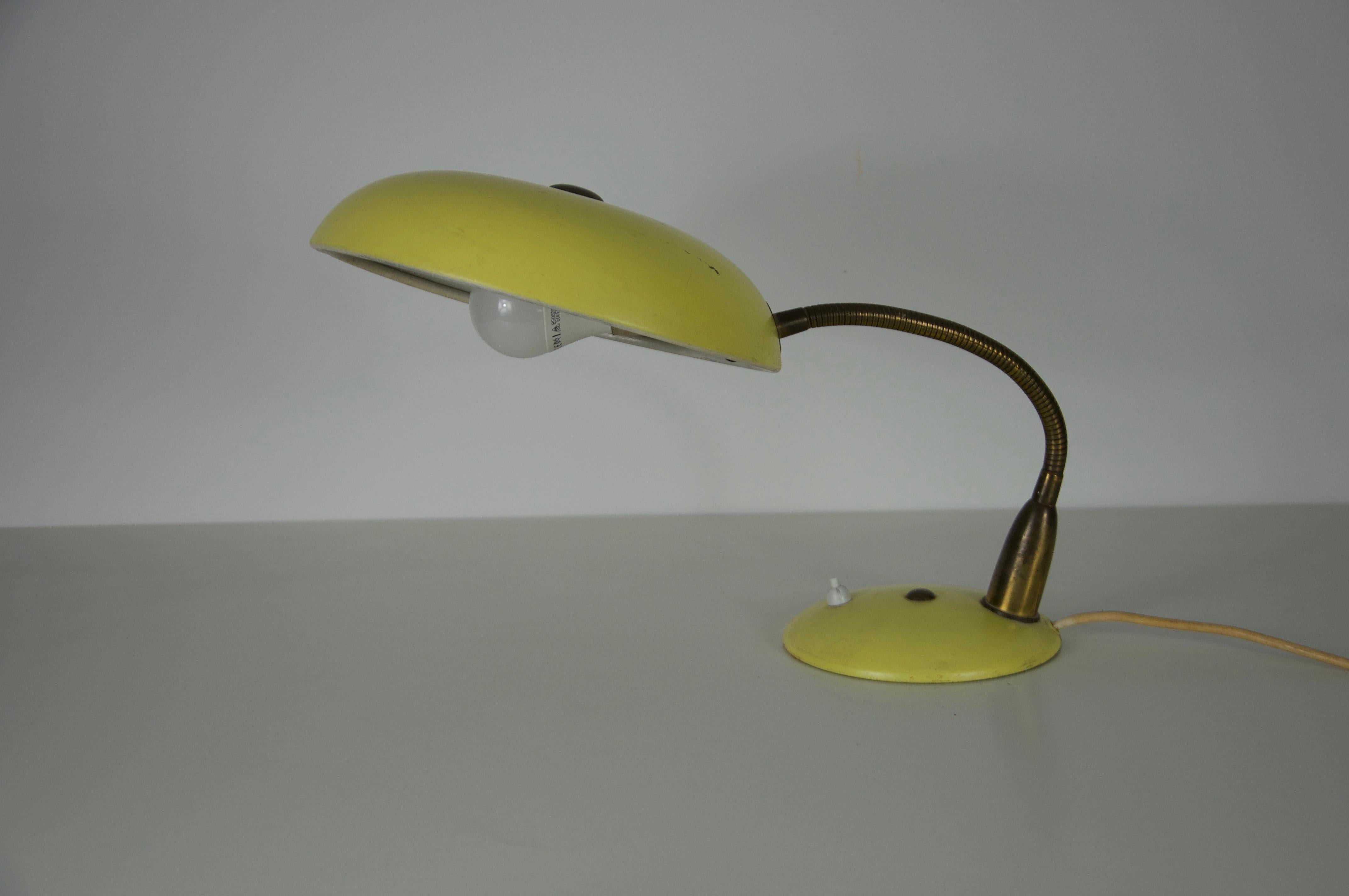 Métal Lampe de table en métal jaune du milieu du siècle, 1960, Italie en vente