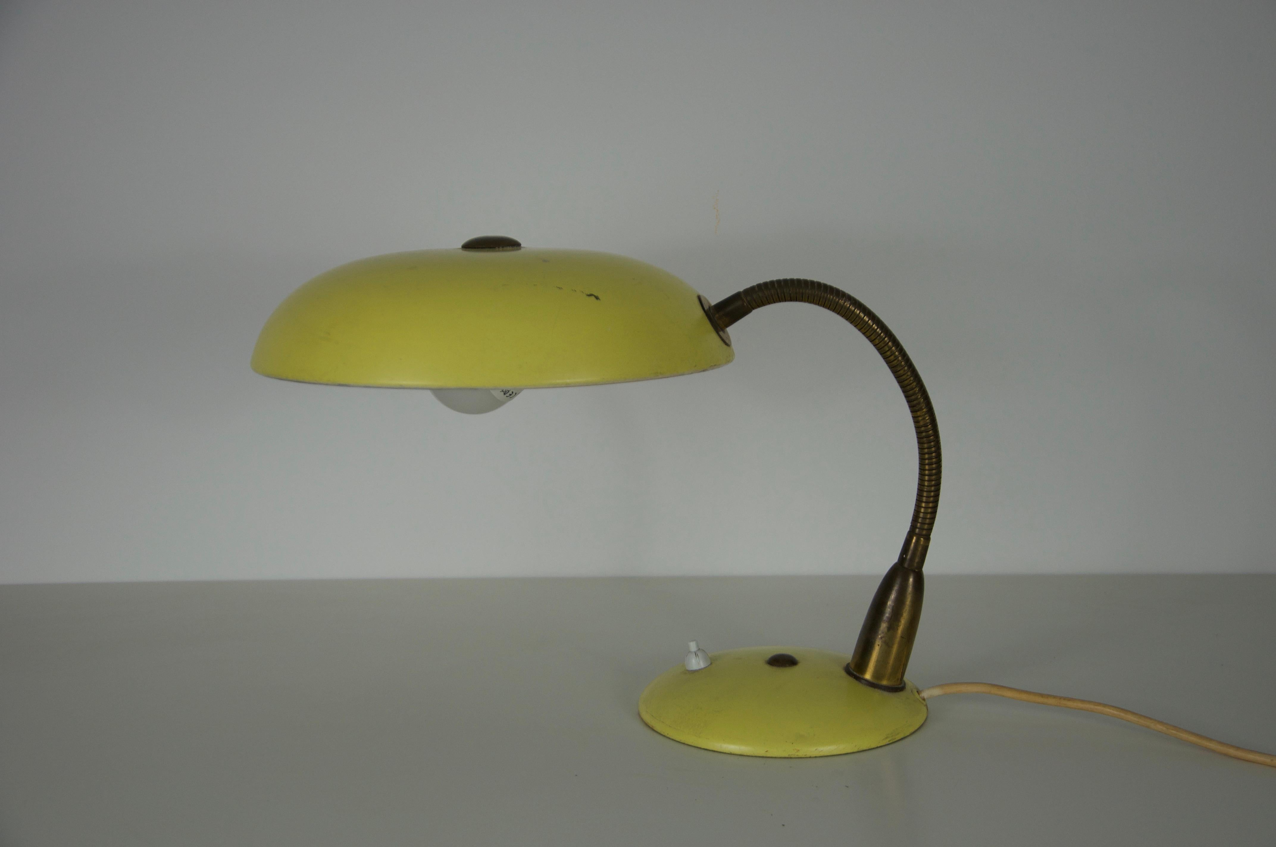 Lampe de table en métal jaune du milieu du siècle, 1960, Italie en vente 1