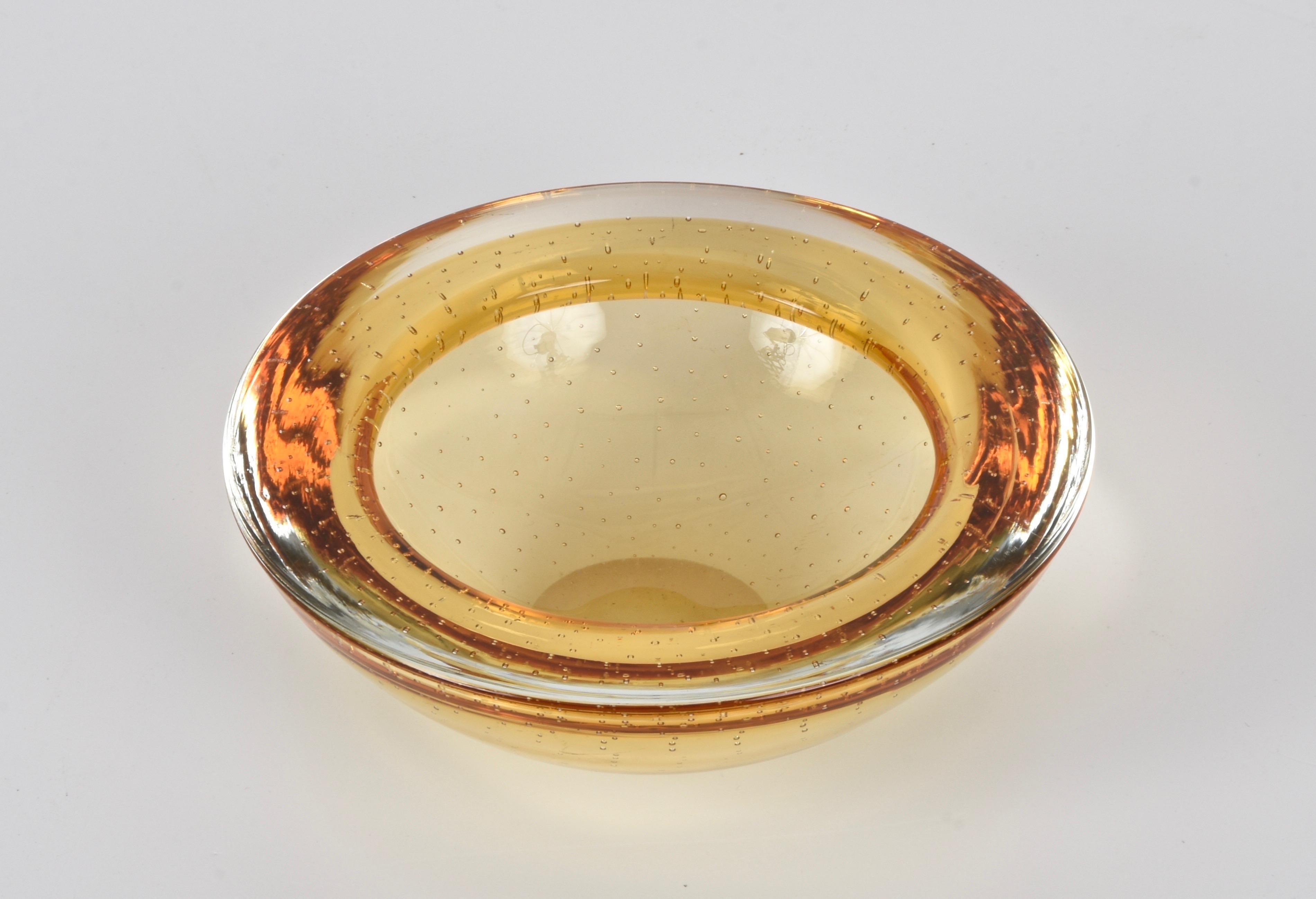 Délicieuse coupe ronde ou vide-poche décoratif du milieu du siècle en verre de Murano jaune et orange 