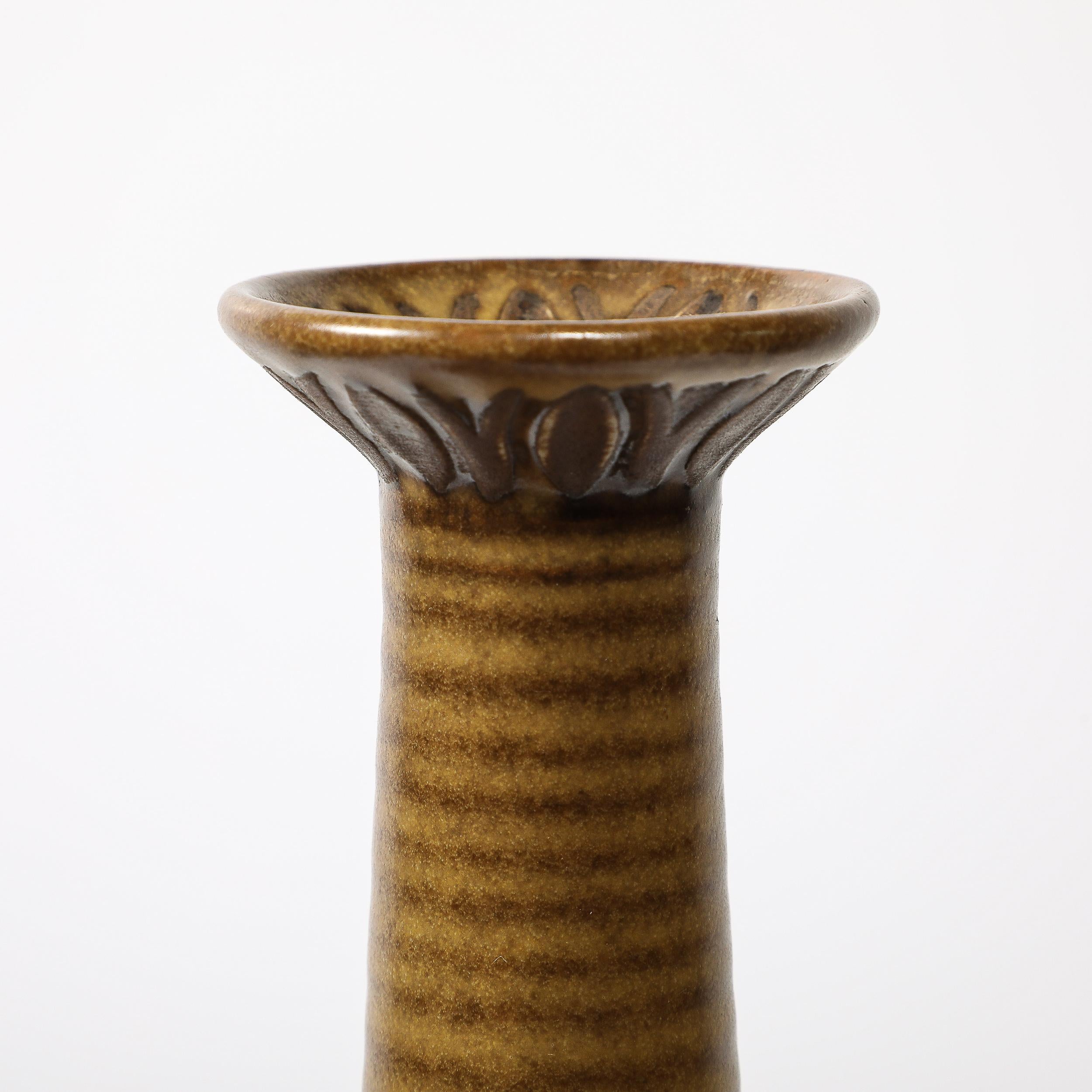 Questo elegante vaso a strisce giallo ocra e umido del Modernismo di metà secolo di Gunnar Nylund per Rörstrand proviene dalla Svezia, CIRCA 1950. Questo vaso presenta un collo affusolato con un corpo arrotondato e splendidi dettagli striati che