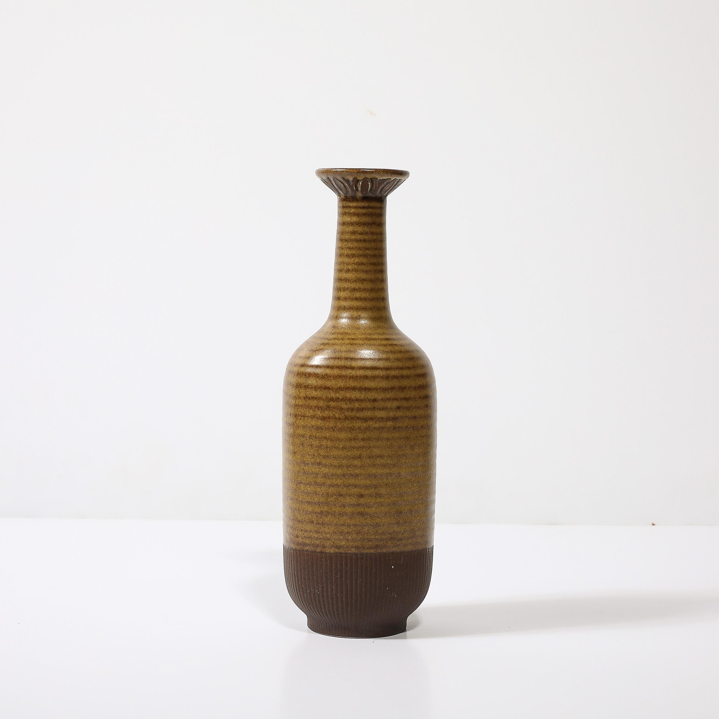 Mid-Century moderno Vaso a righe giallo ocra e umido di metà secolo di Gunnar Nylund per Rörstrand in vendita