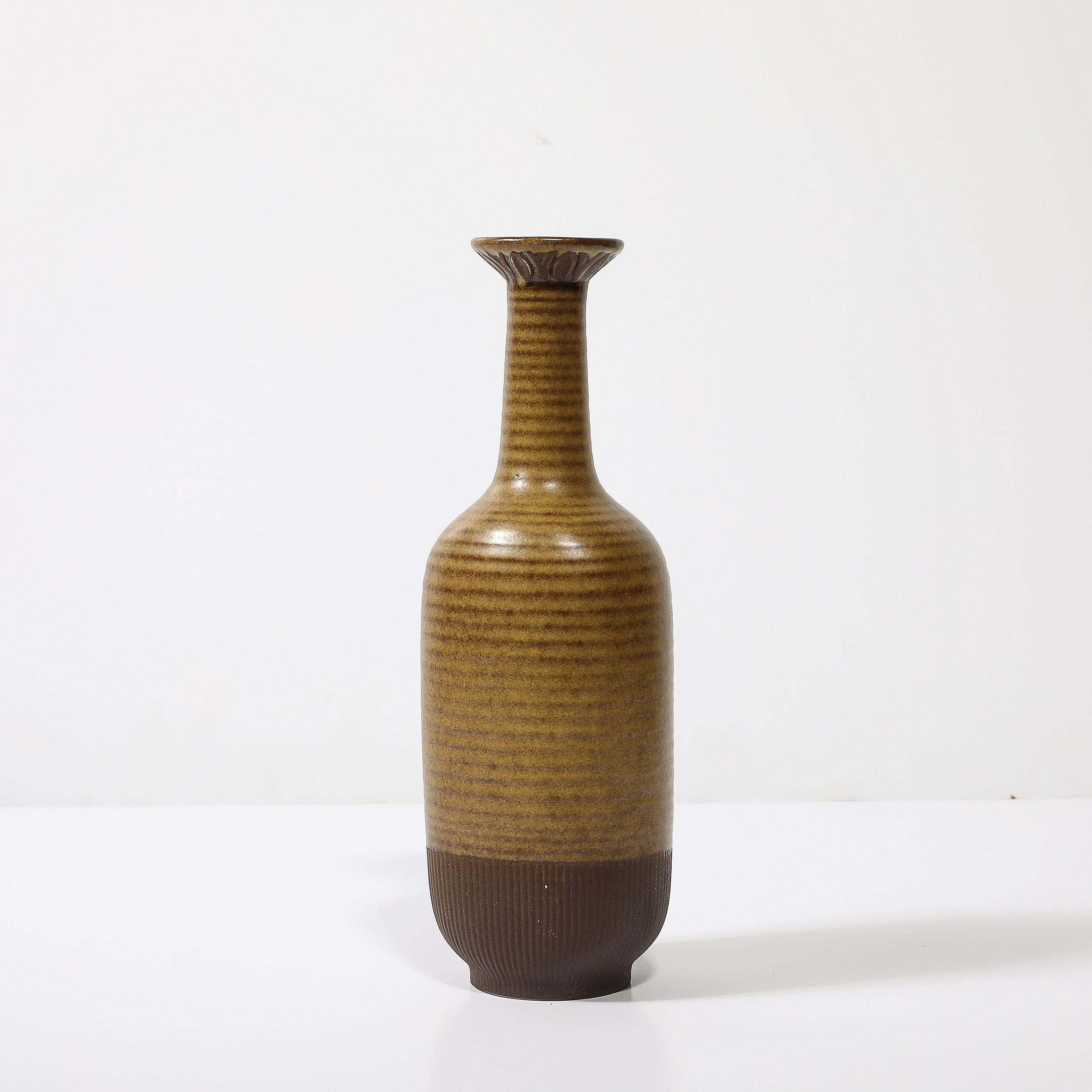 Svedese Vaso a righe giallo ocra e umido di metà secolo di Gunnar Nylund per Rörstrand in vendita