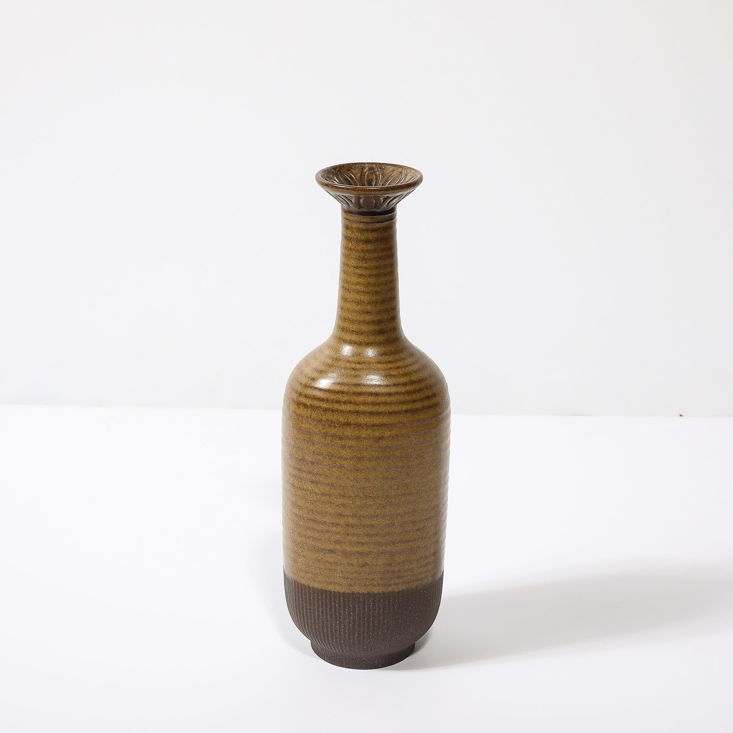 Vaso a righe giallo ocra e umido di metà secolo di Gunnar Nylund per Rörstrand In condizioni ottime in vendita a New York, NY