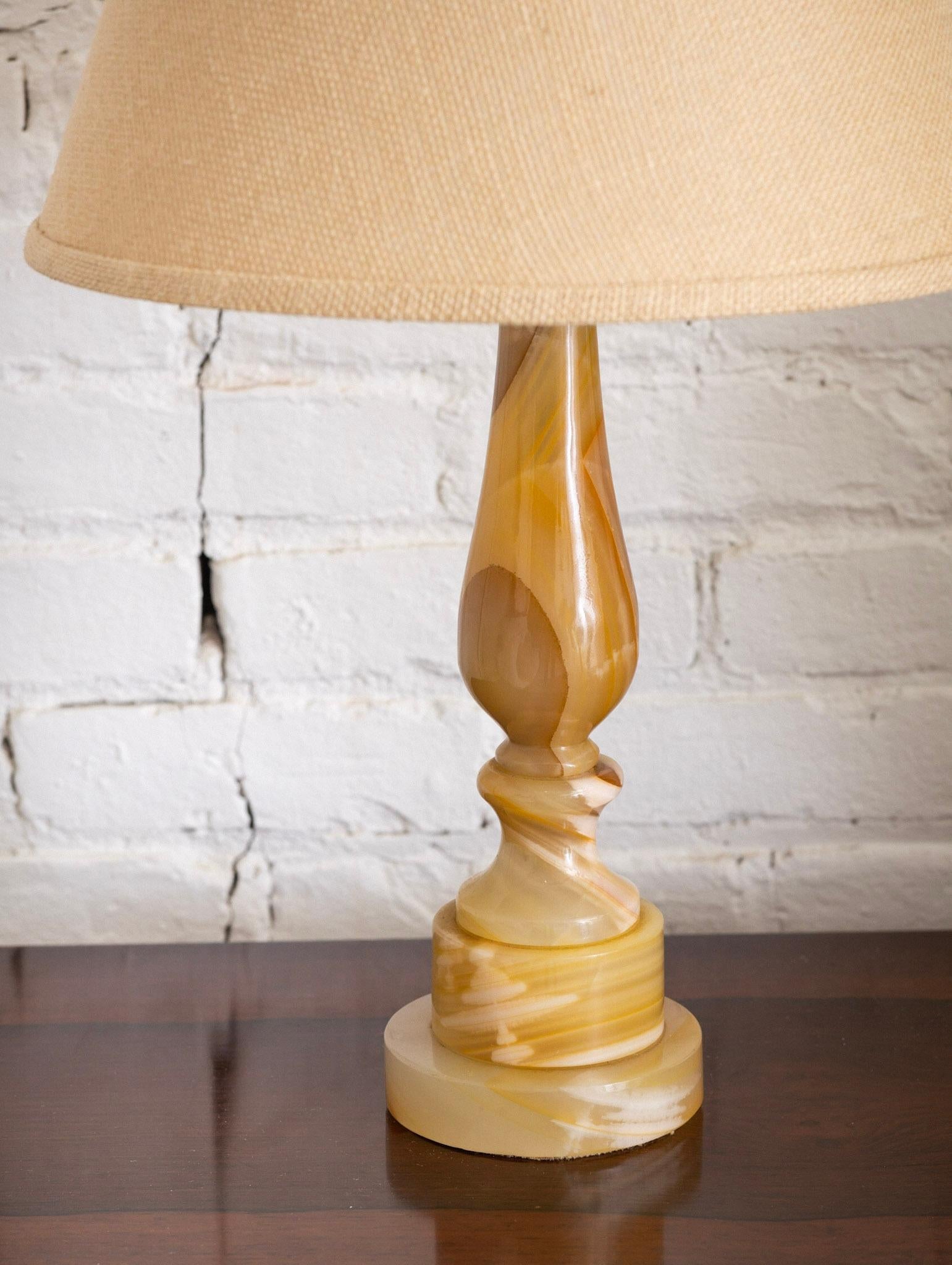 Mid-Century Modern Lampe de table en onyx jaune du milieu du siècle dernier en vente
