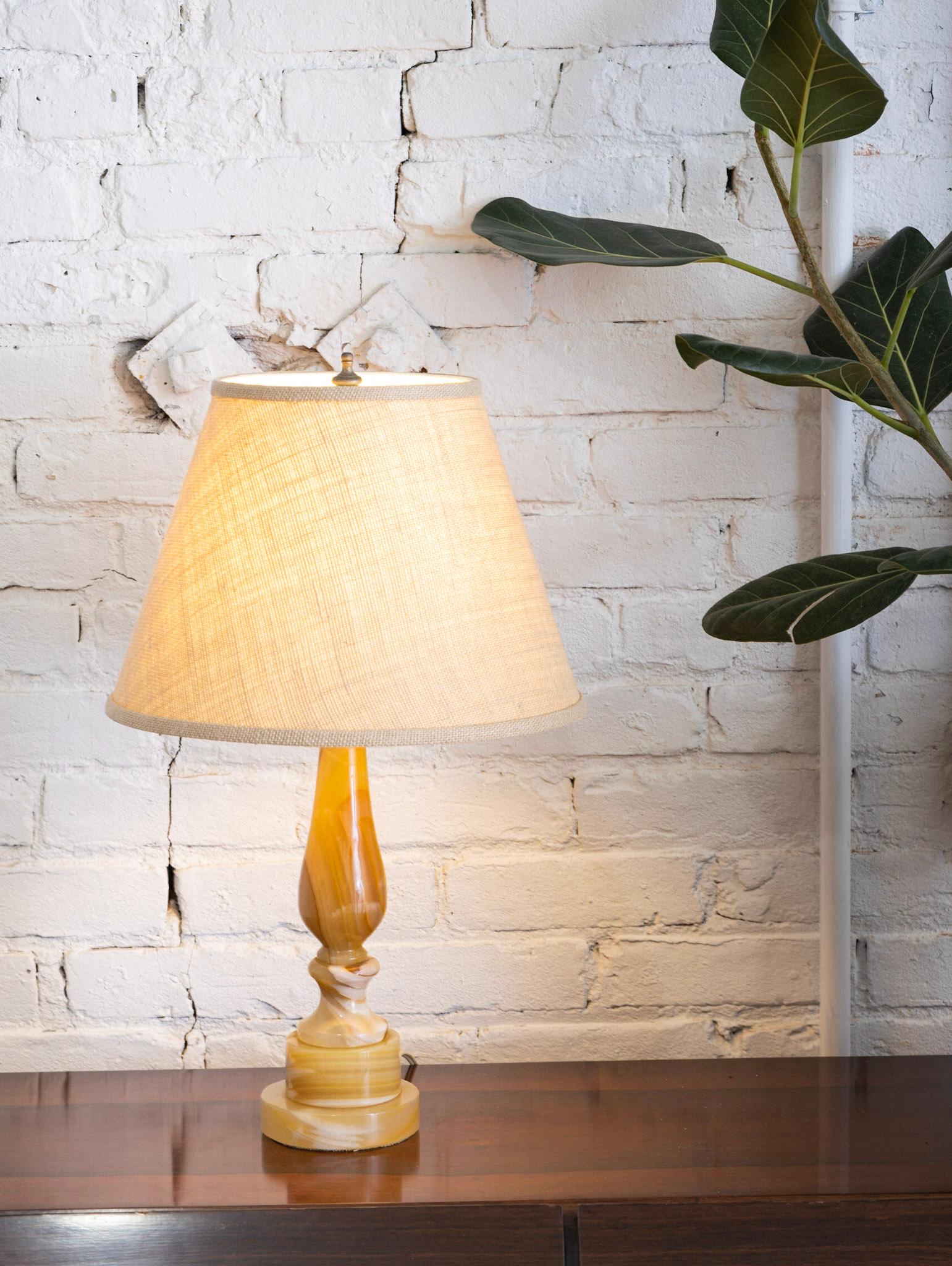 Mid-Century Yellow Onyx Table Lamp In Good Condition For Sale In Brooklyn, NY