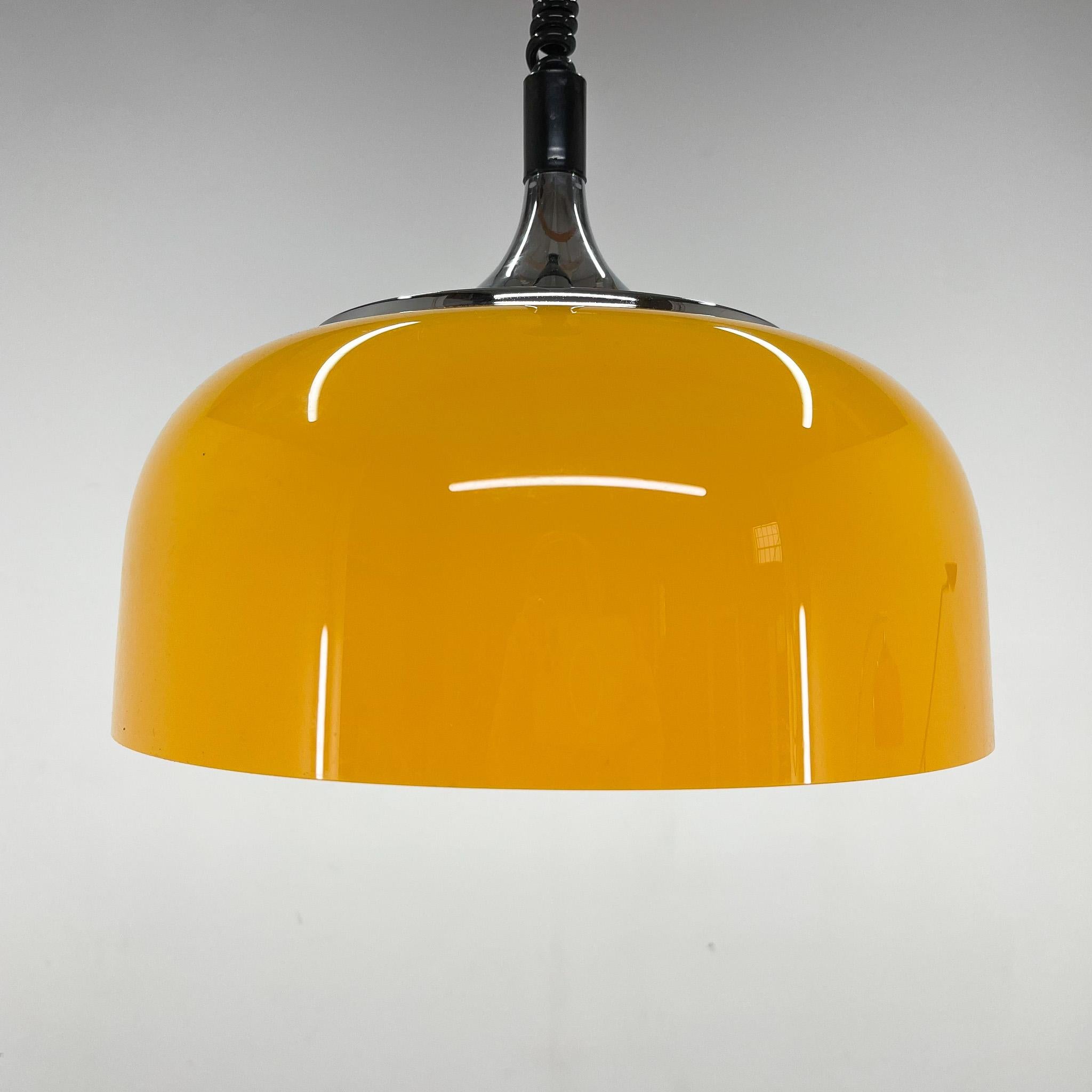 Vintage adjustable, space age pendant, designed by Harvey Guzzini for Meblo in the 1970s. 
Very good vintage condition. 
The max height when fully stretched is 108 cm.