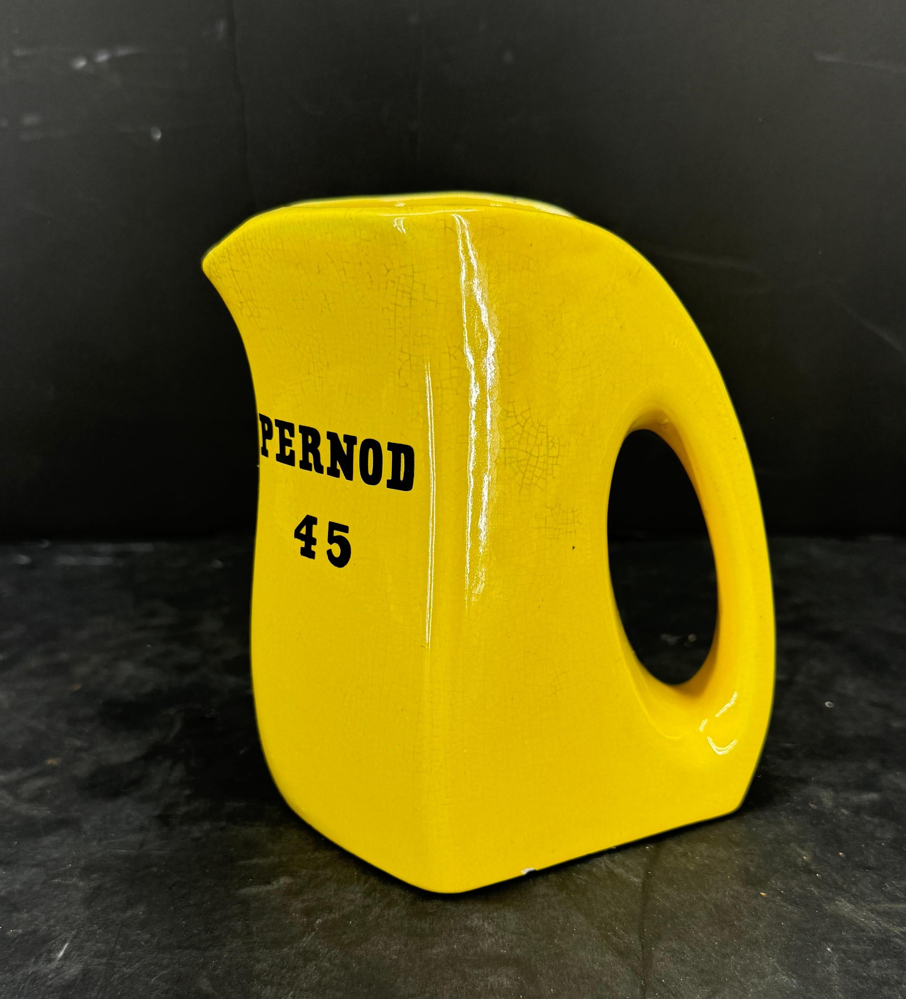 Pichet carafe en céramique jaune Pernod du milieu du siècle dernier Bon état - En vente à Haddonfield, NJ