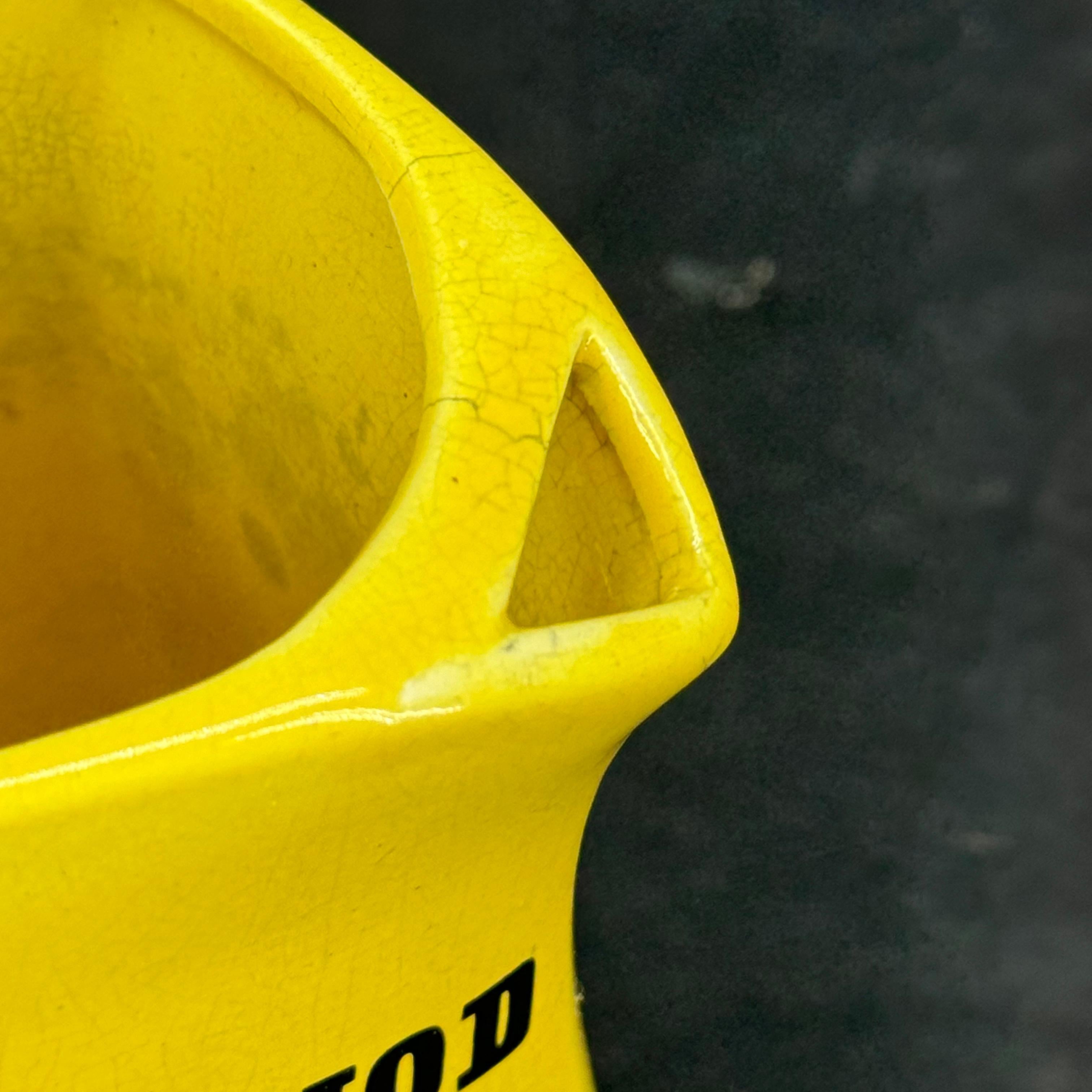 20ième siècle Pichet carafe en céramique jaune Pernod du milieu du siècle dernier en vente