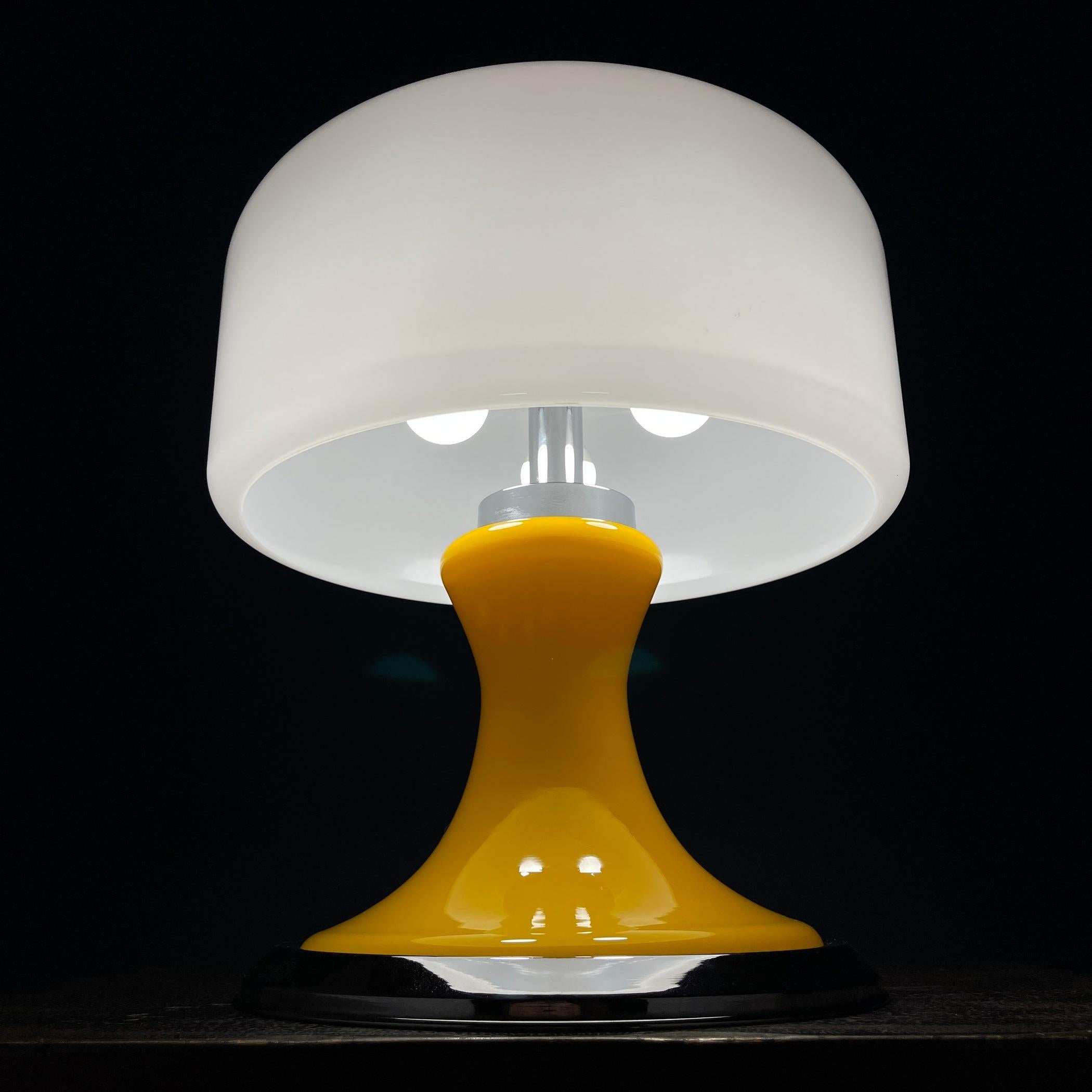 Lampe de table jaune mi-siècle, Italie, années 1970 en vente 5