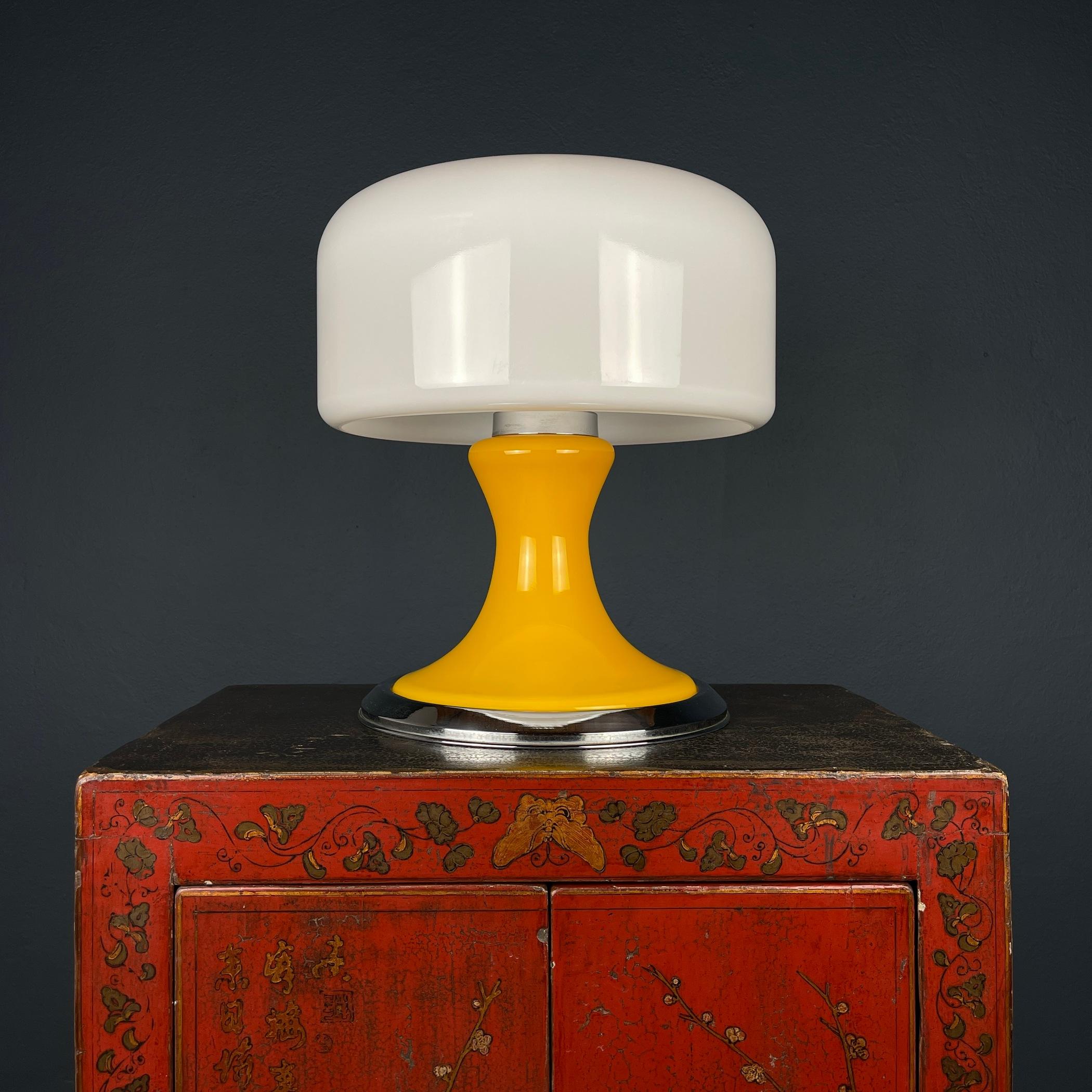 Mid-Century Modern Lampe de table jaune mi-siècle, Italie, années 1970 en vente