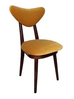Sedia a cuore di metà secolo in velluto giallo e legno di noce, Polonia, anni '60