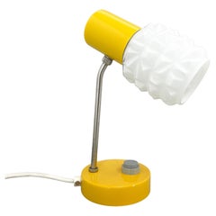 Lampe de table ou de chevet jaune et blanc du milieu du siècle dernier, années 1970