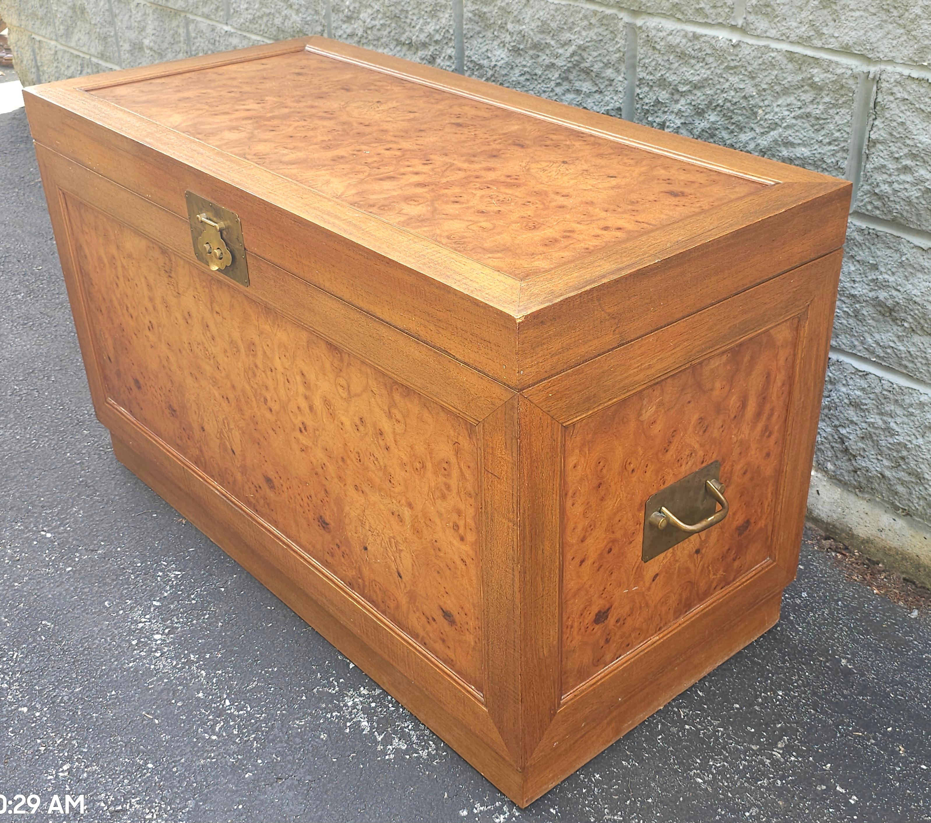 Mid-Century Eibenholz und Vogelaugenahorn Lagerung /  Bettdecke Truhe im Angebot 4
