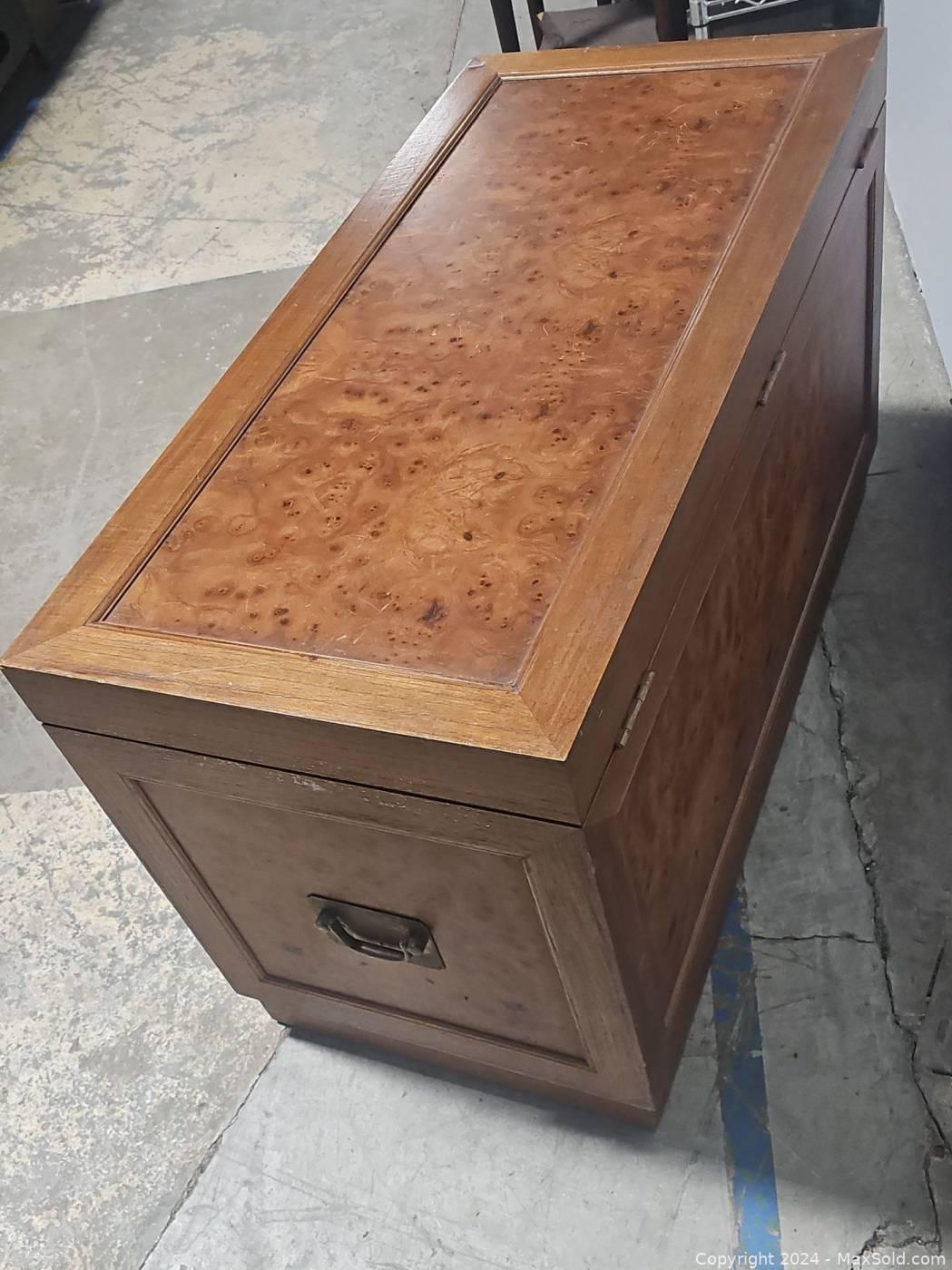 Mid-Century Eibenholz und Vogelaugenahorn Lagerung /  Bettdecke Truhe im Angebot 5