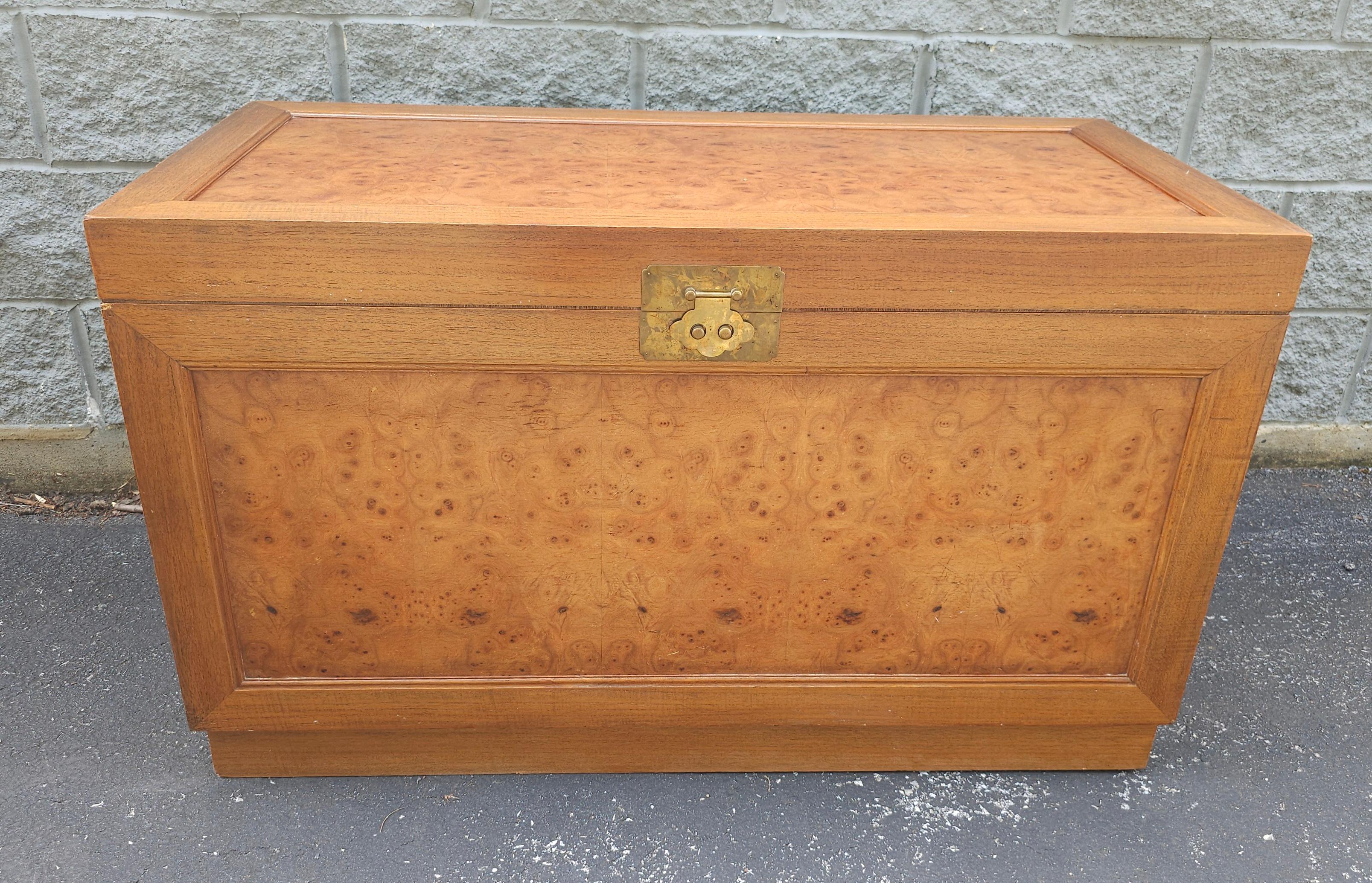 Mid-Century Eibenholz und Vogelaugenahorn Lagerung /  Bettdecke Truhe (Sonstiges) im Angebot