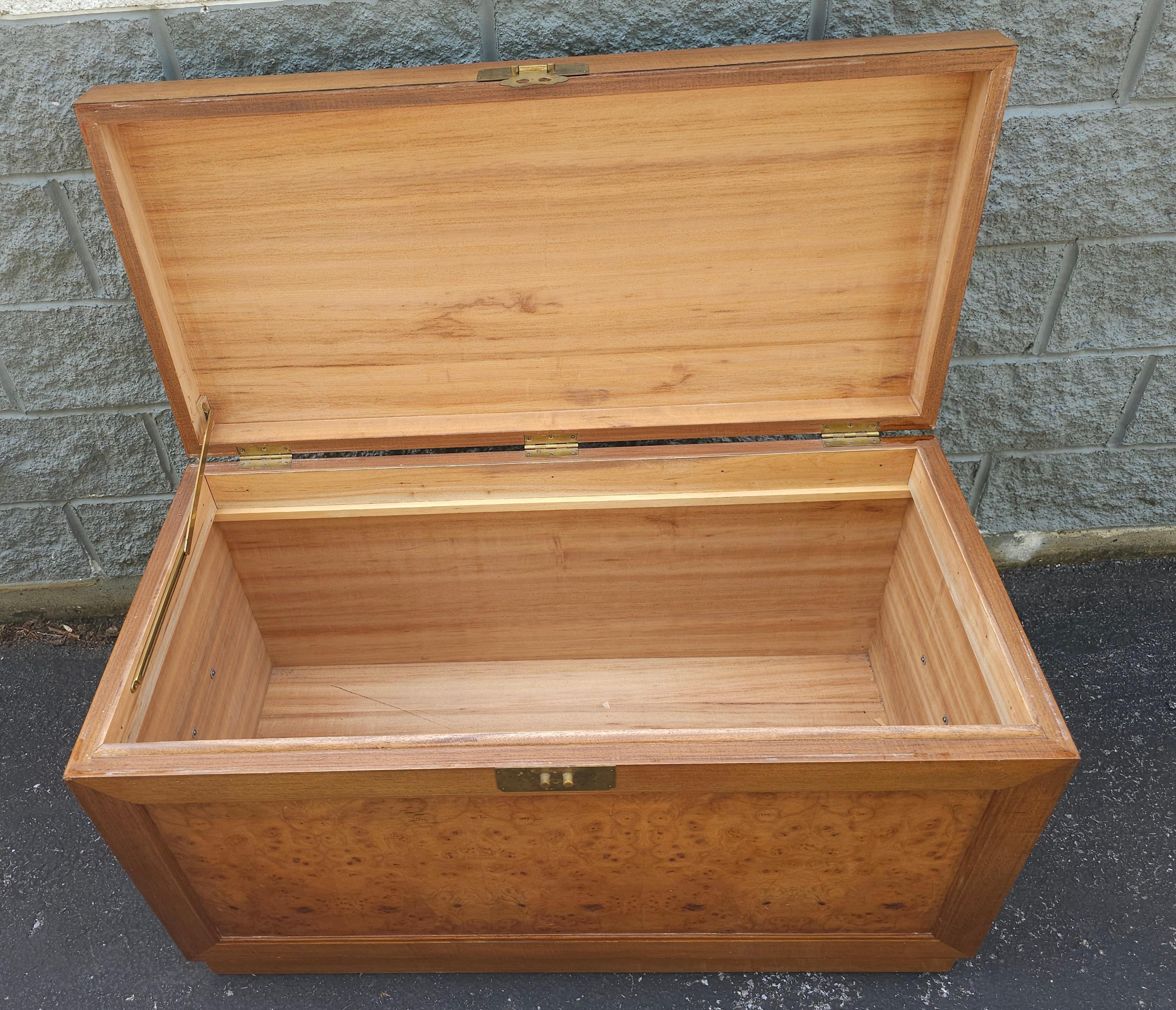 Mid-Century Eibenholz und Vogelaugenahorn Lagerung /  Bettdecke Truhe im Zustand „Gut“ im Angebot in Germantown, MD