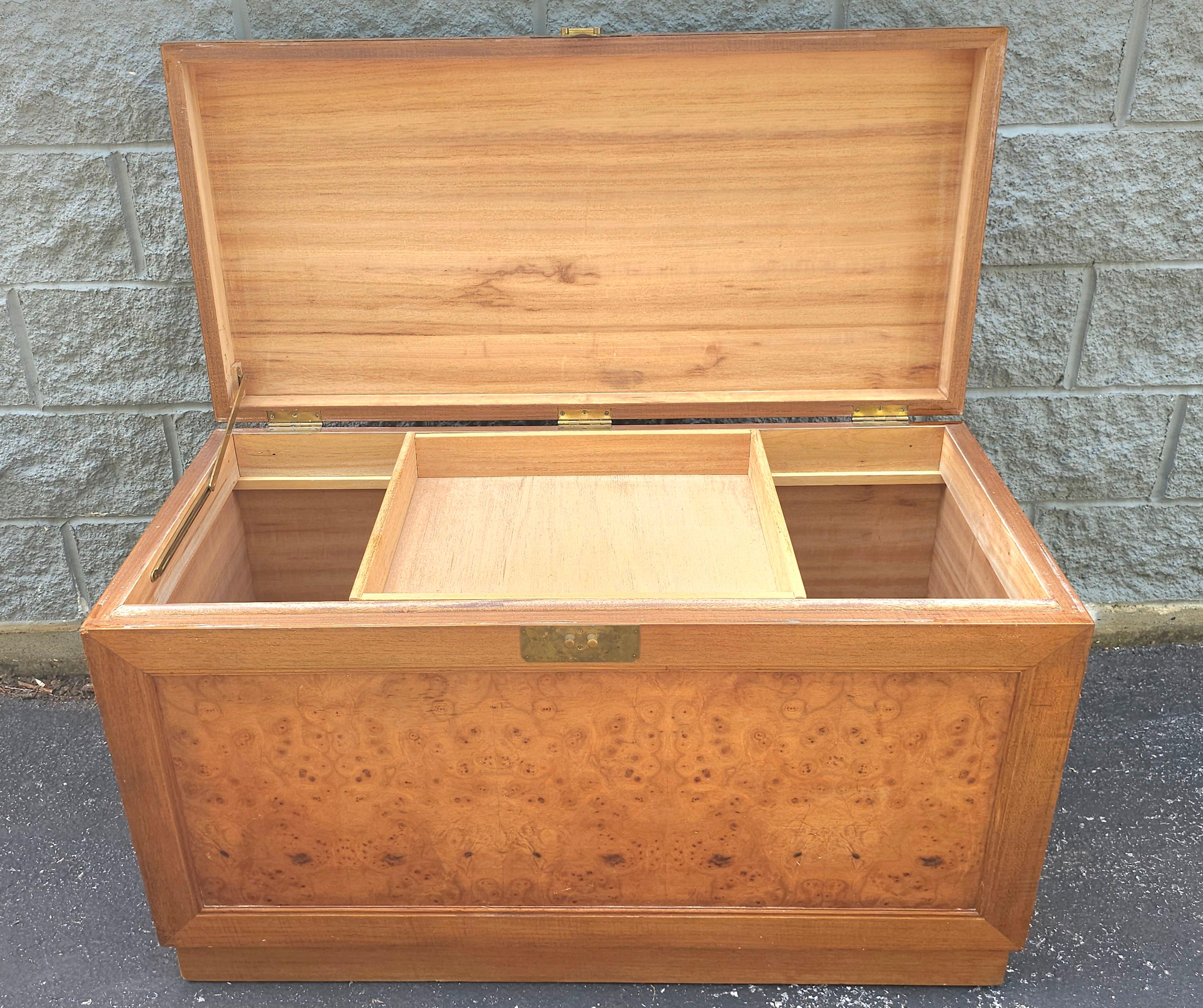 Mid-Century Eibenholz und Vogelaugenahorn Lagerung /  Bettdecke Truhe (20. Jahrhundert) im Angebot