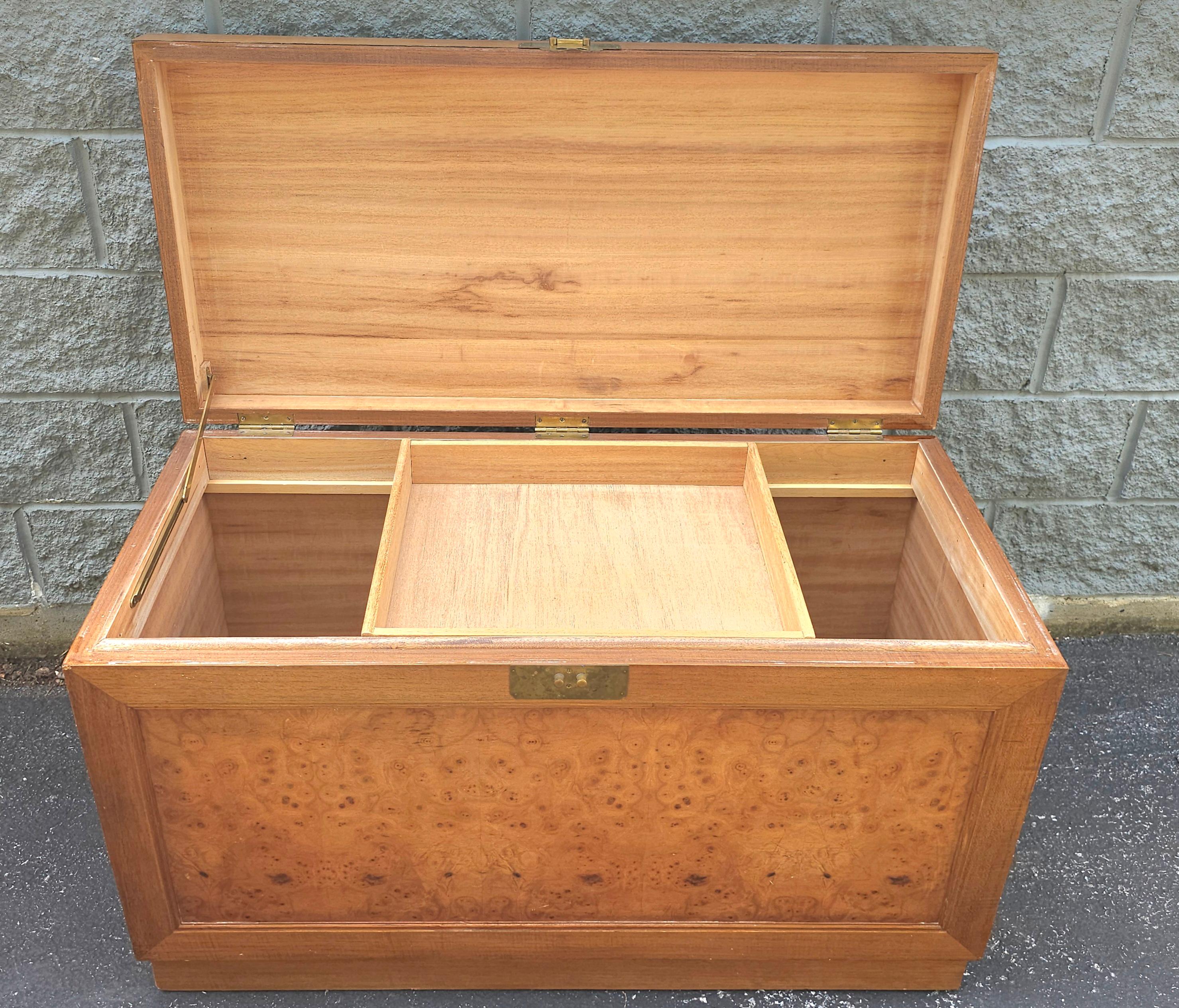 Mid-Century Eibenholz und Vogelaugenahorn Lagerung /  Bettdecke Truhe im Angebot 2