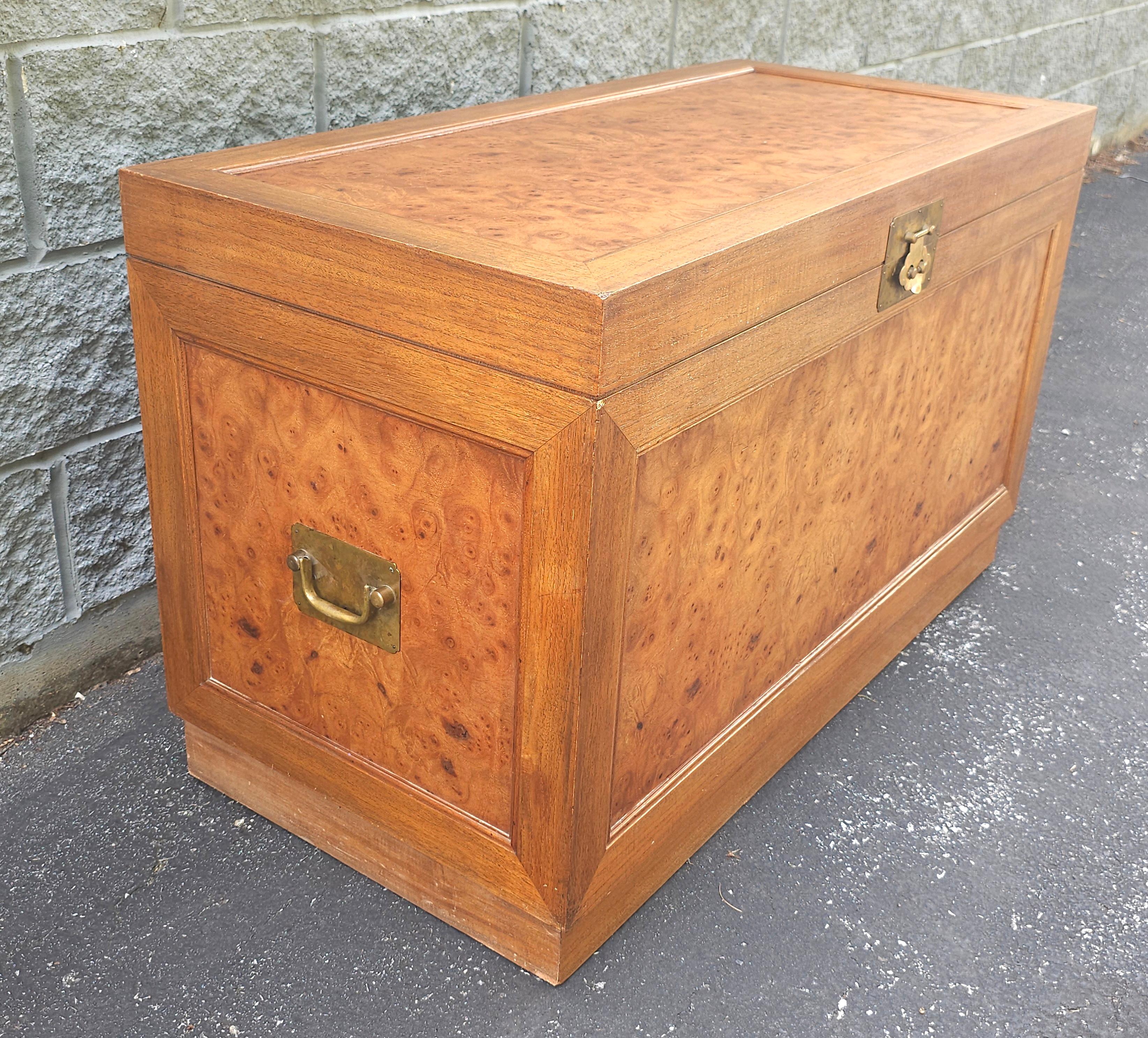 Mid-Century Eibenholz und Vogelaugenahorn Lagerung /  Bettdecke Truhe im Angebot 3