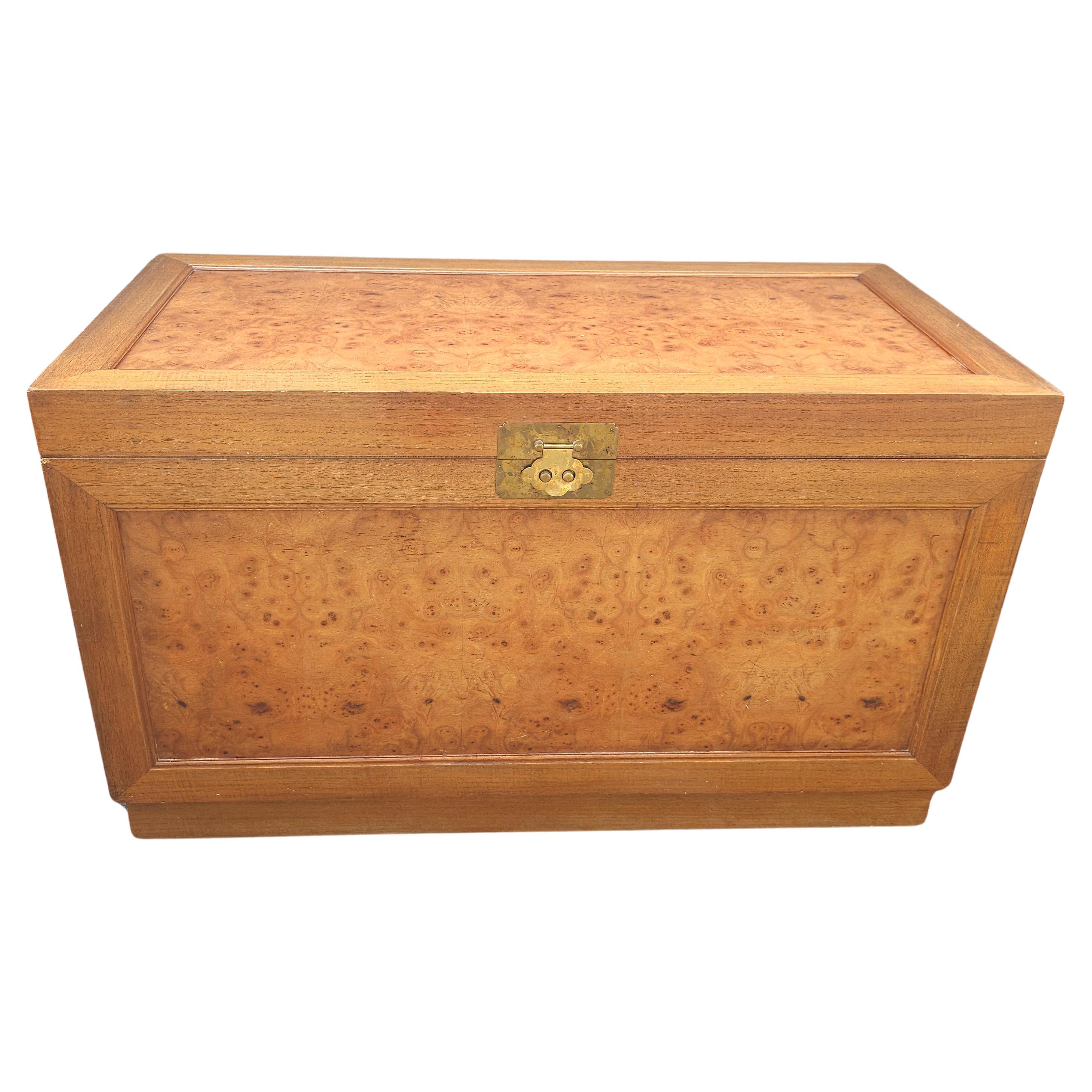 Mid-Century Eibenholz und Vogelaugenahorn Lagerung /  Bettdecke Truhe im Angebot