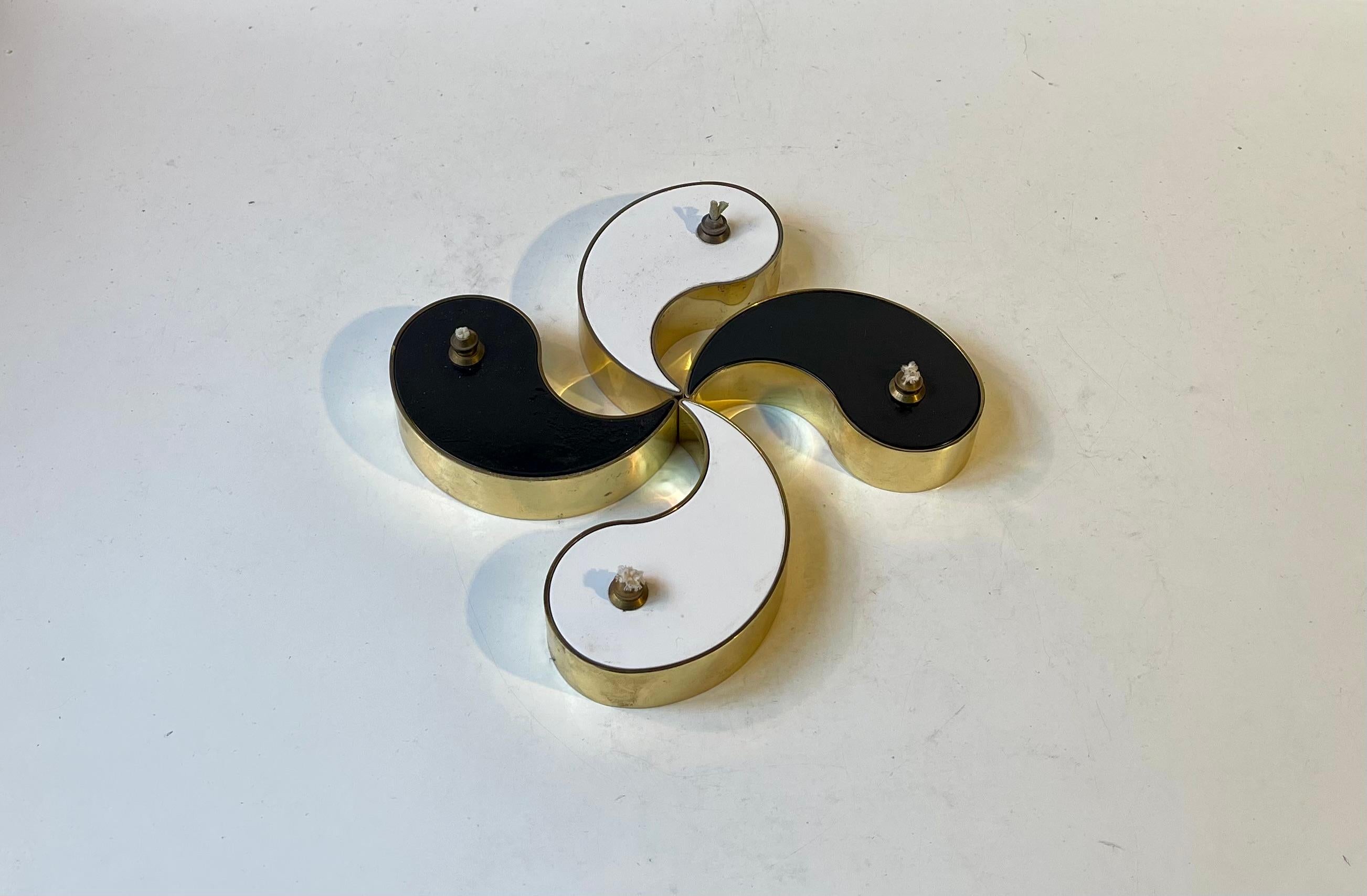 2x2 lampade a olio a forma di simbolo Yang & Yang in ottone e smalto bianco e nero. Prodotto da G.V.I. Harnisch Eftf. in Danimarca negli anni '60. Numero di disegno: 002697. Completamente inciso/impresso sul fondo. Ti invitiamo a notare la