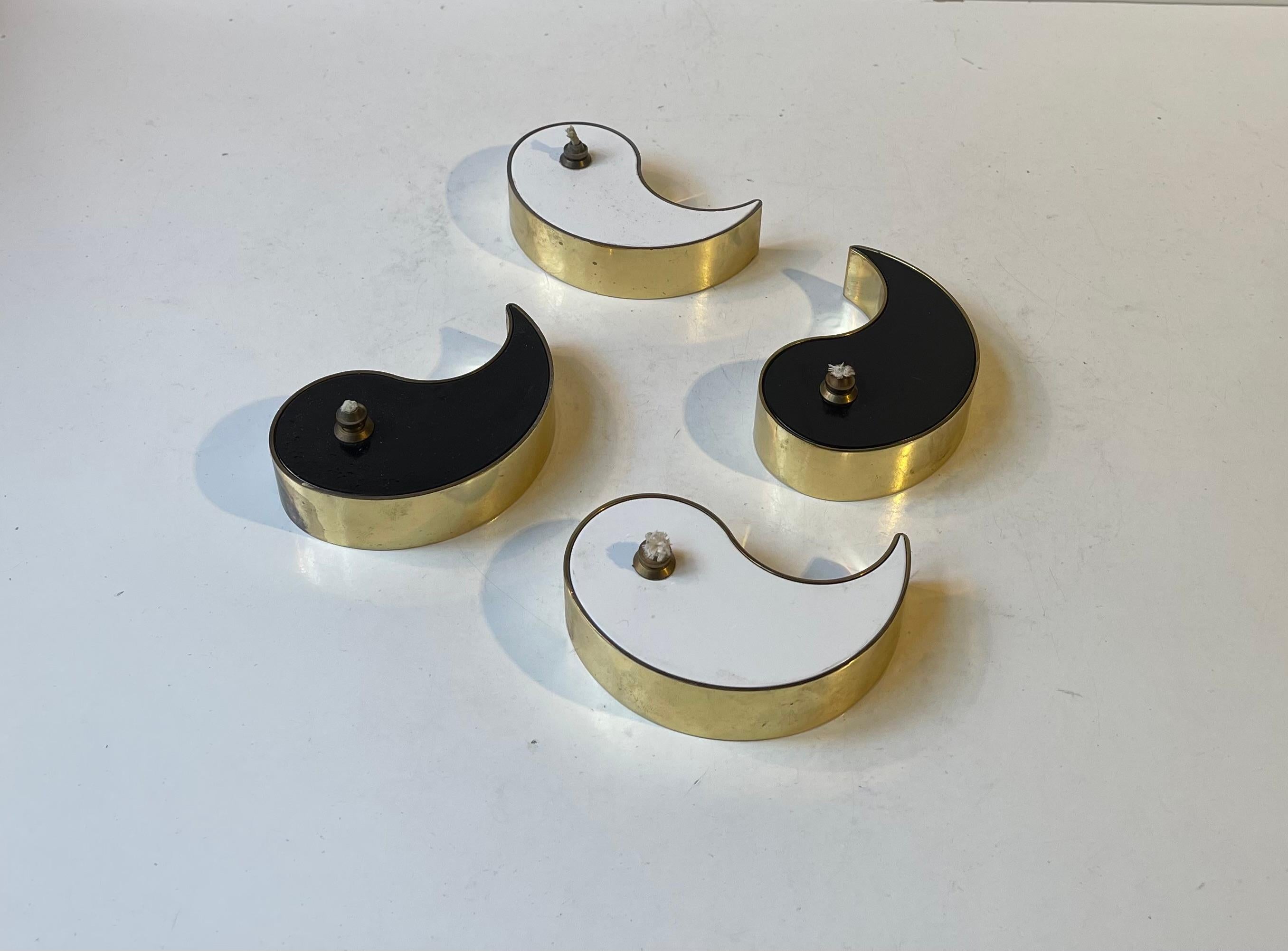 Mid-Century moderno Lampade a olio Yang Yang in ottone e smalto di G.V. Harnisch Eftf, anni '60 in vendita