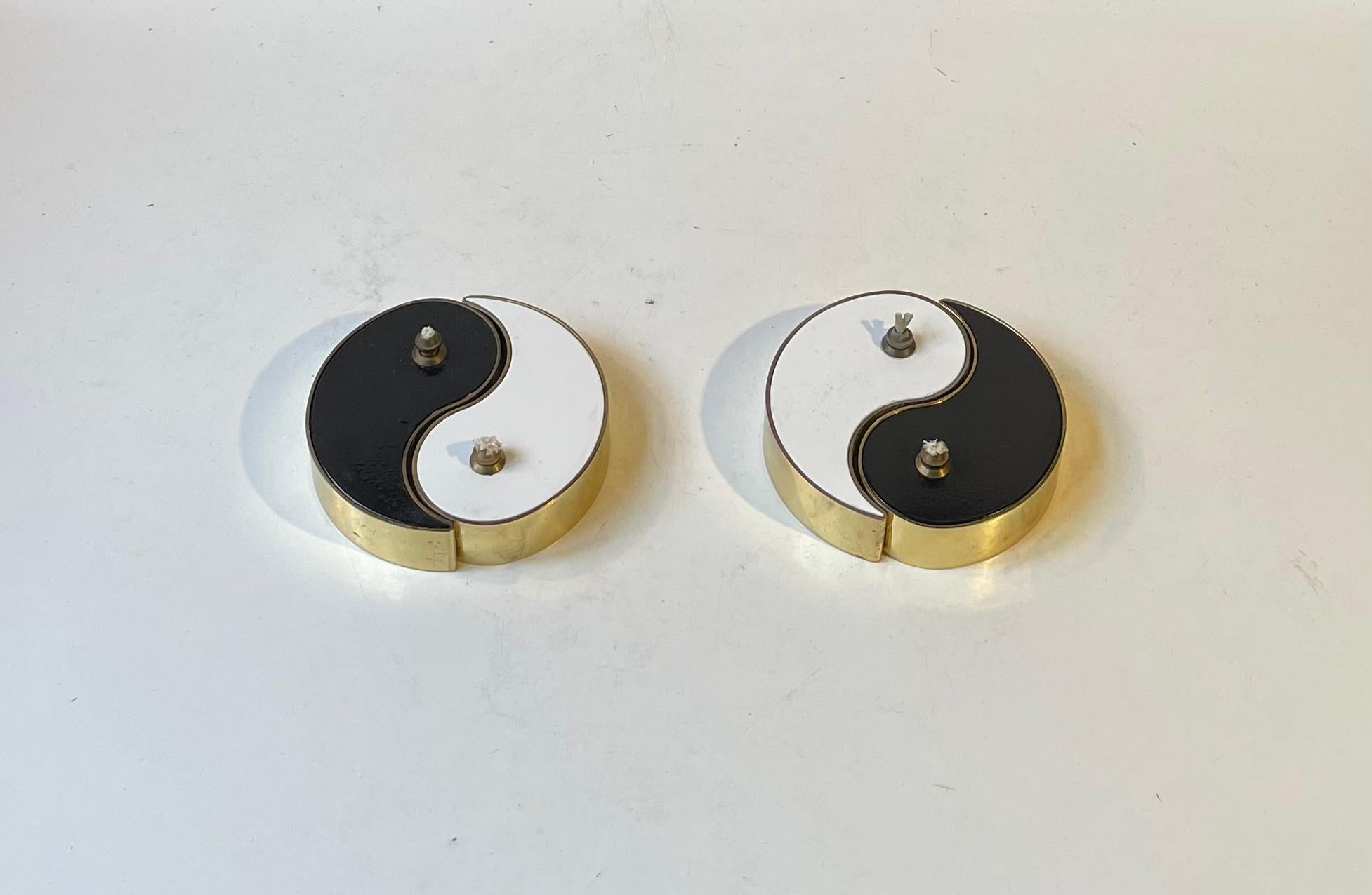 Danese Lampade a olio Yang Yang in ottone e smalto di G.V. Harnisch Eftf, anni '60 in vendita