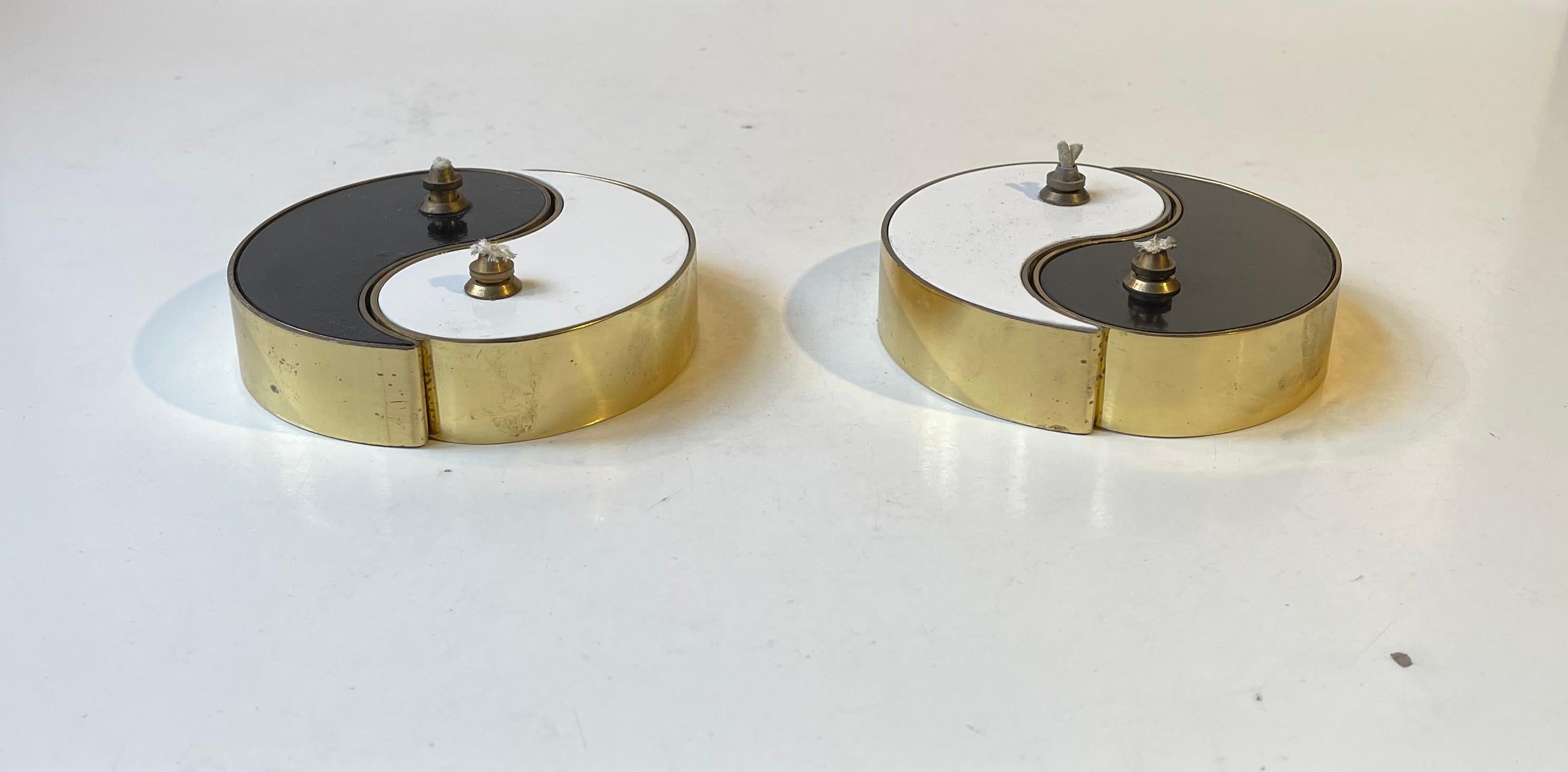 Lampade a olio Yang Yang in ottone e smalto di G.V. Harnisch Eftf, anni '60 In condizioni buone in vendita a Esbjerg, DK