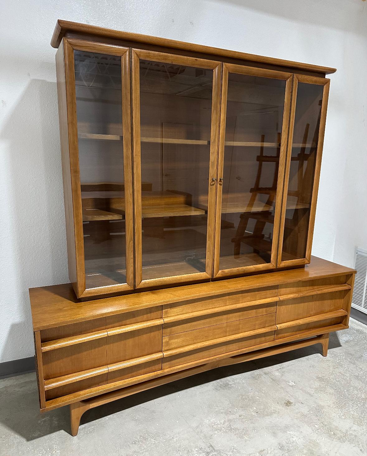 Mid Century Young Manufacturing Curved Front Hutch For Sale 2