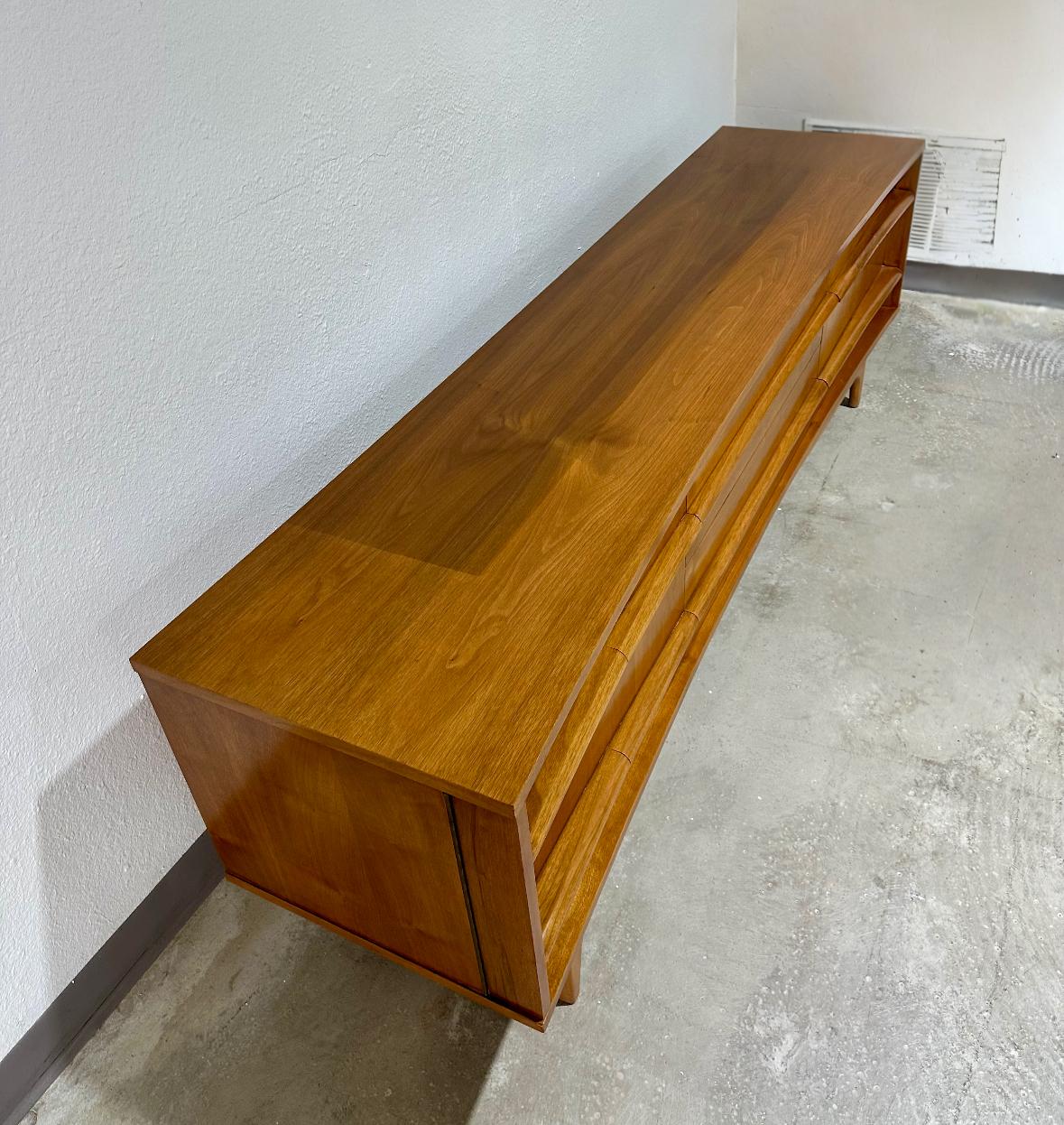Mid Century Young Manufacturing Curved Front Hutch In Good Condition For Sale In Lutz, FL