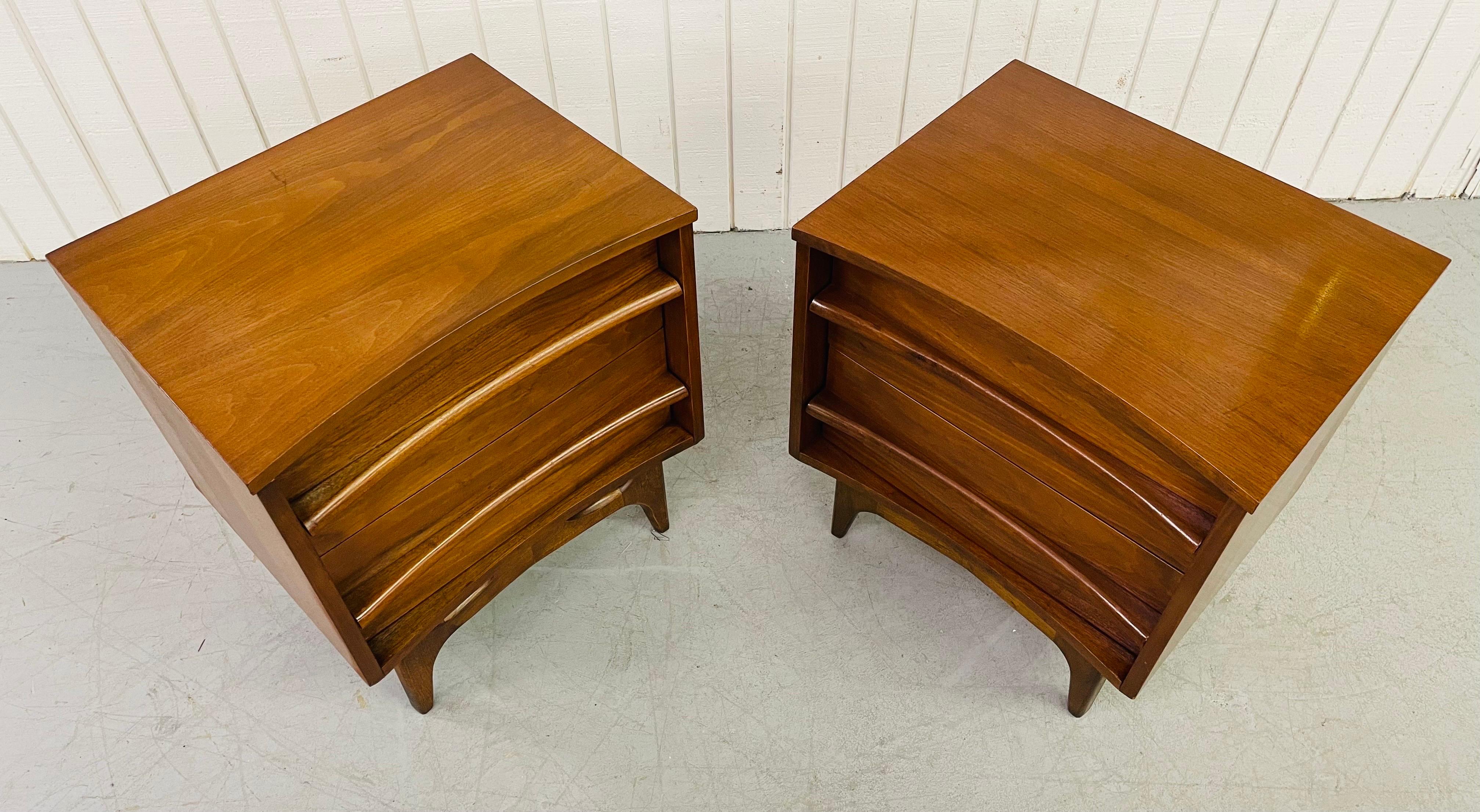 Mid-Century Young Manufacturing Walnut Nightstands In Good Condition In Clarksboro, NJ